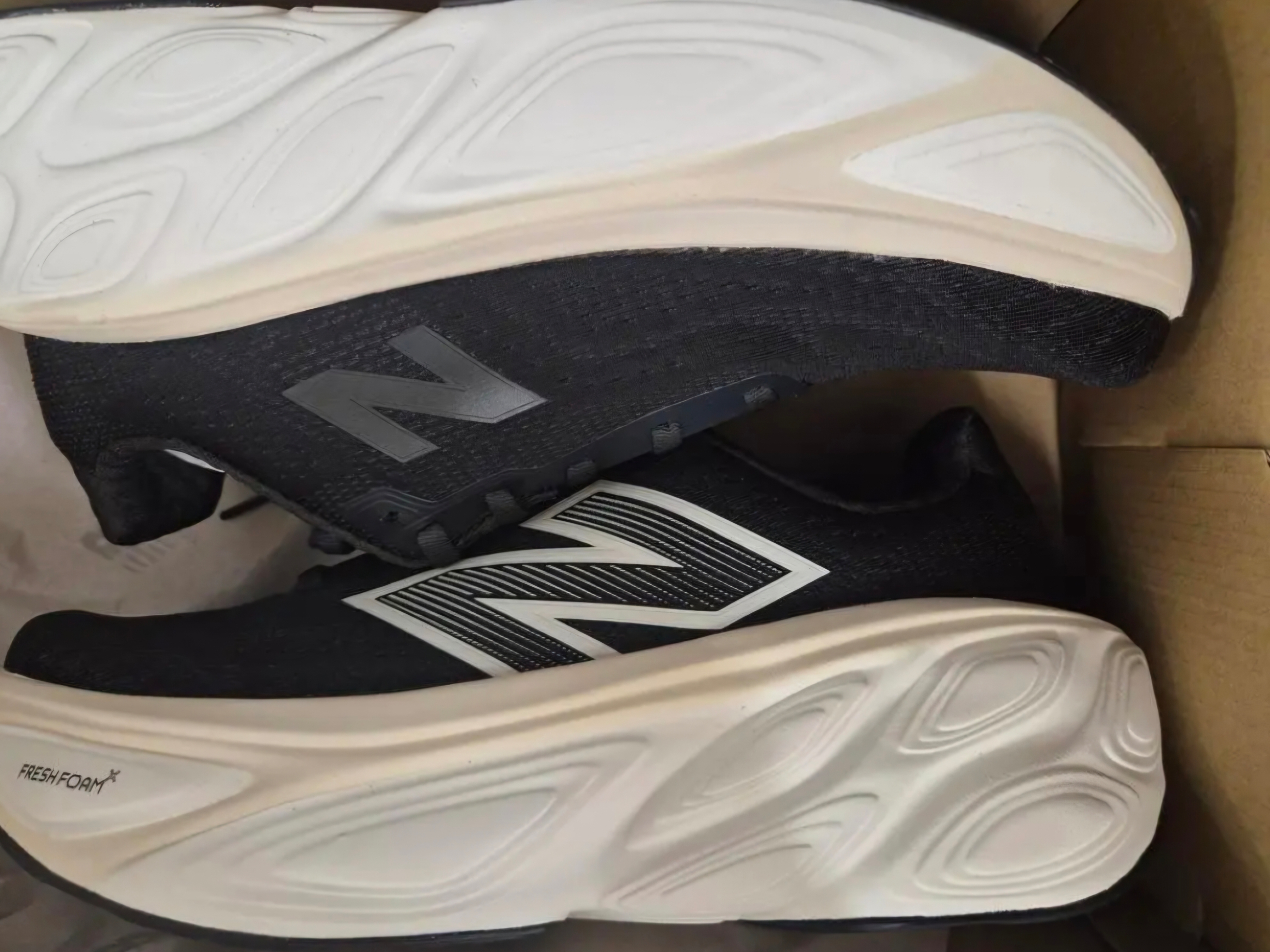 New Balance Fresh Foam X More v5 Black Cement Sea Salt - D Standard 착용 스타일