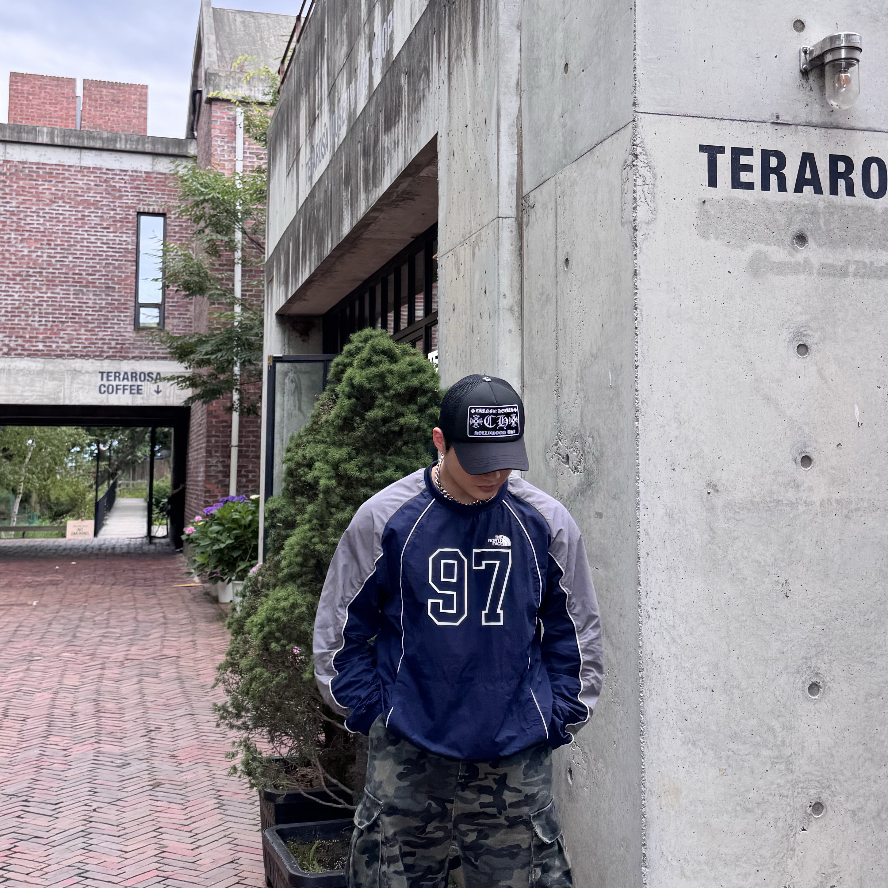 Chrome Hearts CH Hollywood Trucker Hat Black, The North Face White Label Kickflex Crewneck Sweatshirt Navy 착용 스타일