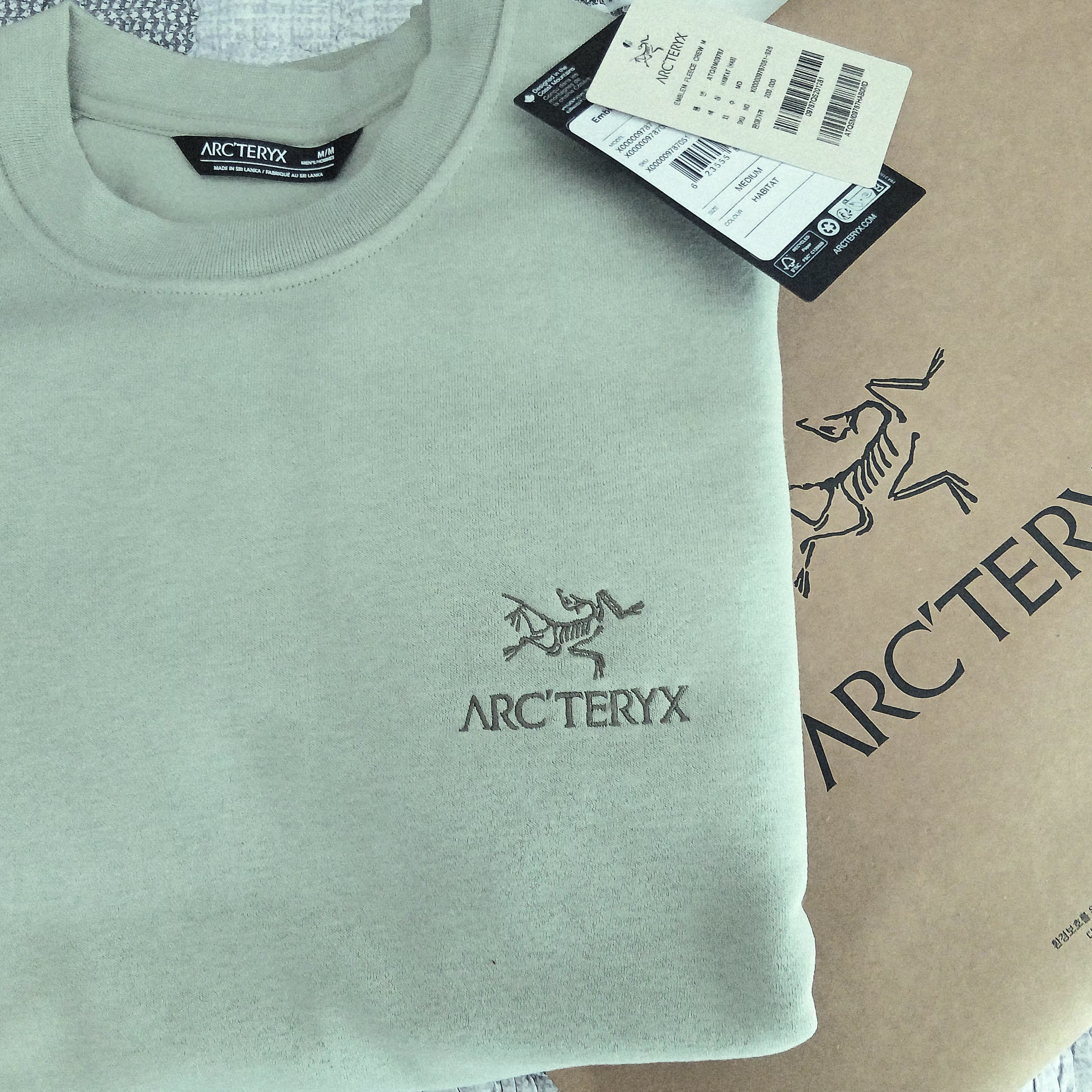 Arc'teryx Emblem Fleece Crew Neck Pullover  Habitat 착용 스타일 - 1
