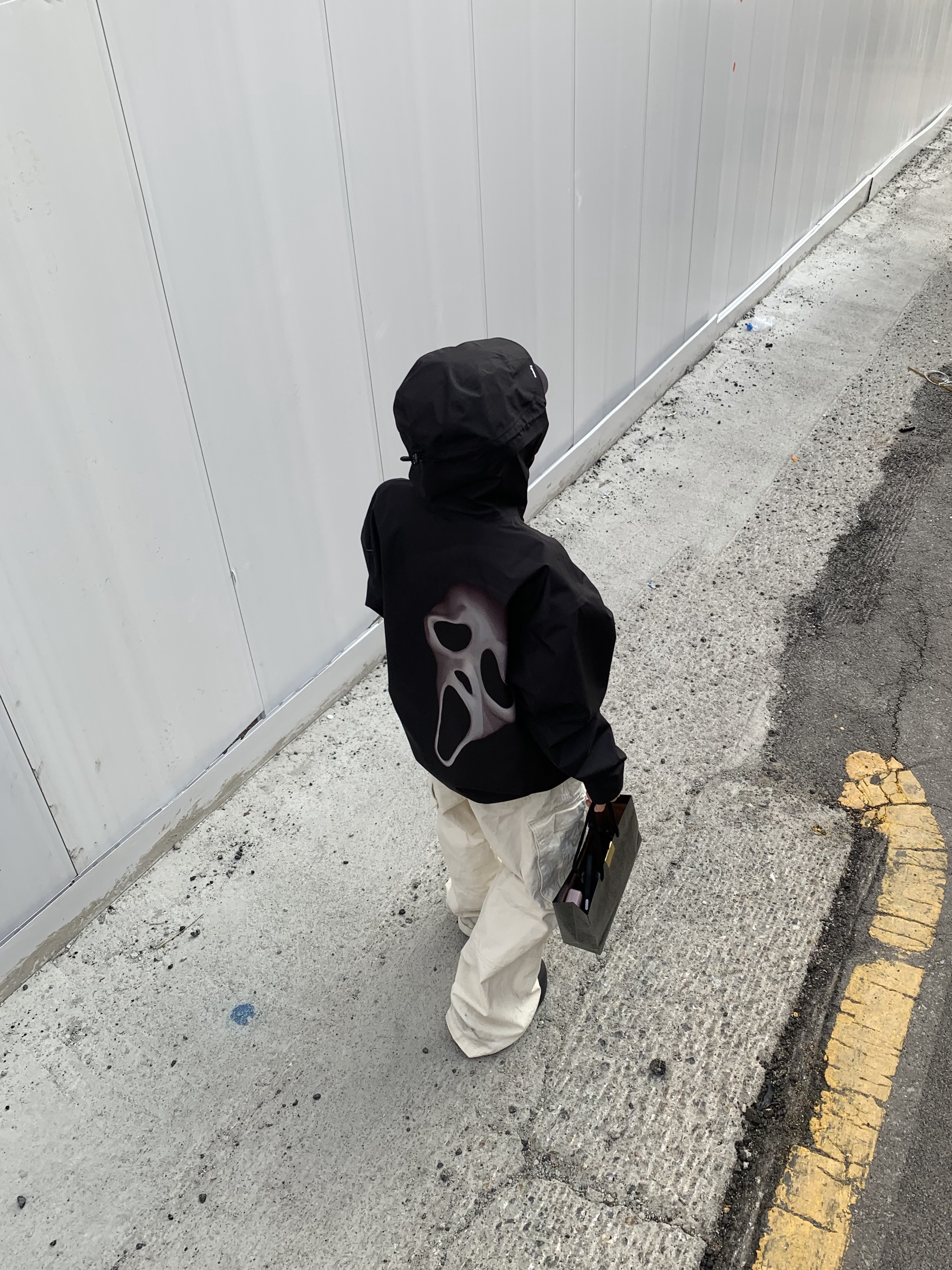 Supreme Gore-Tex Ghostface Shell Jacket Black - 26SS, Supreme Gore-Tex Ghostface Shell Jacket Red - 26SS 착용 스타일 - 2