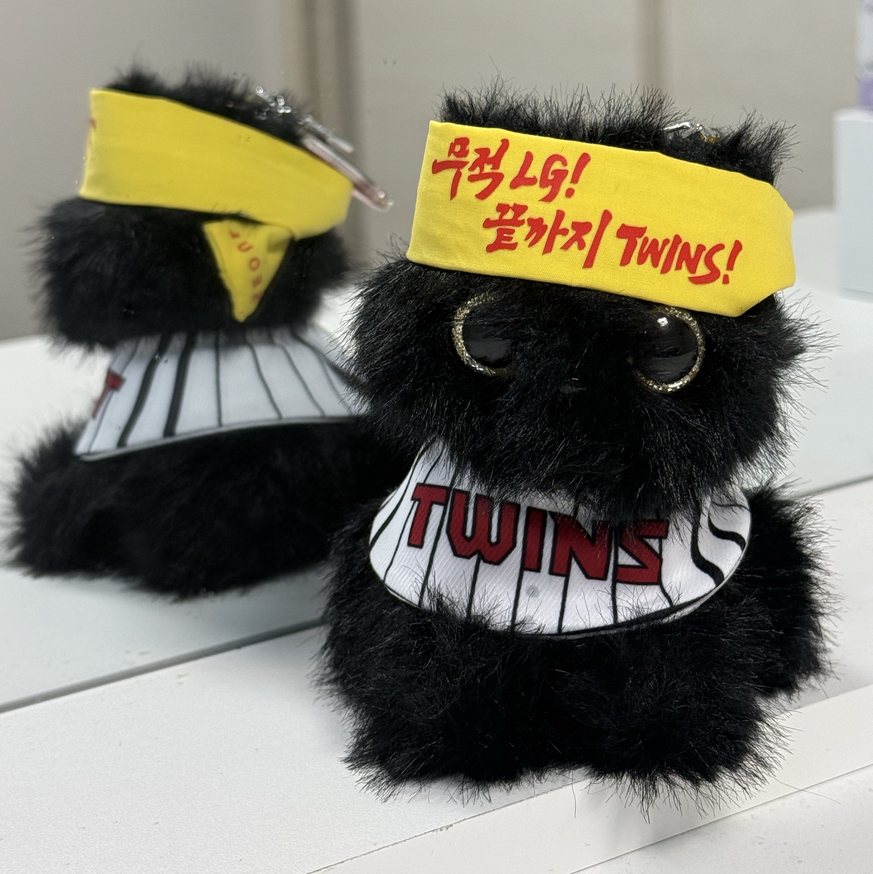 LG Twins X Bloomingtale Home-niform Nero Keychain 착용 스타일 - 2