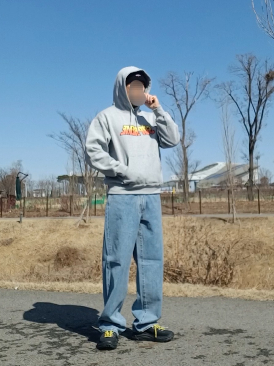 Supreme Gradient Hooded Sweatshirt Heather Grey - 24SS, Supreme Baggy Jean Washed Indigo - 26SS 착용 스타일