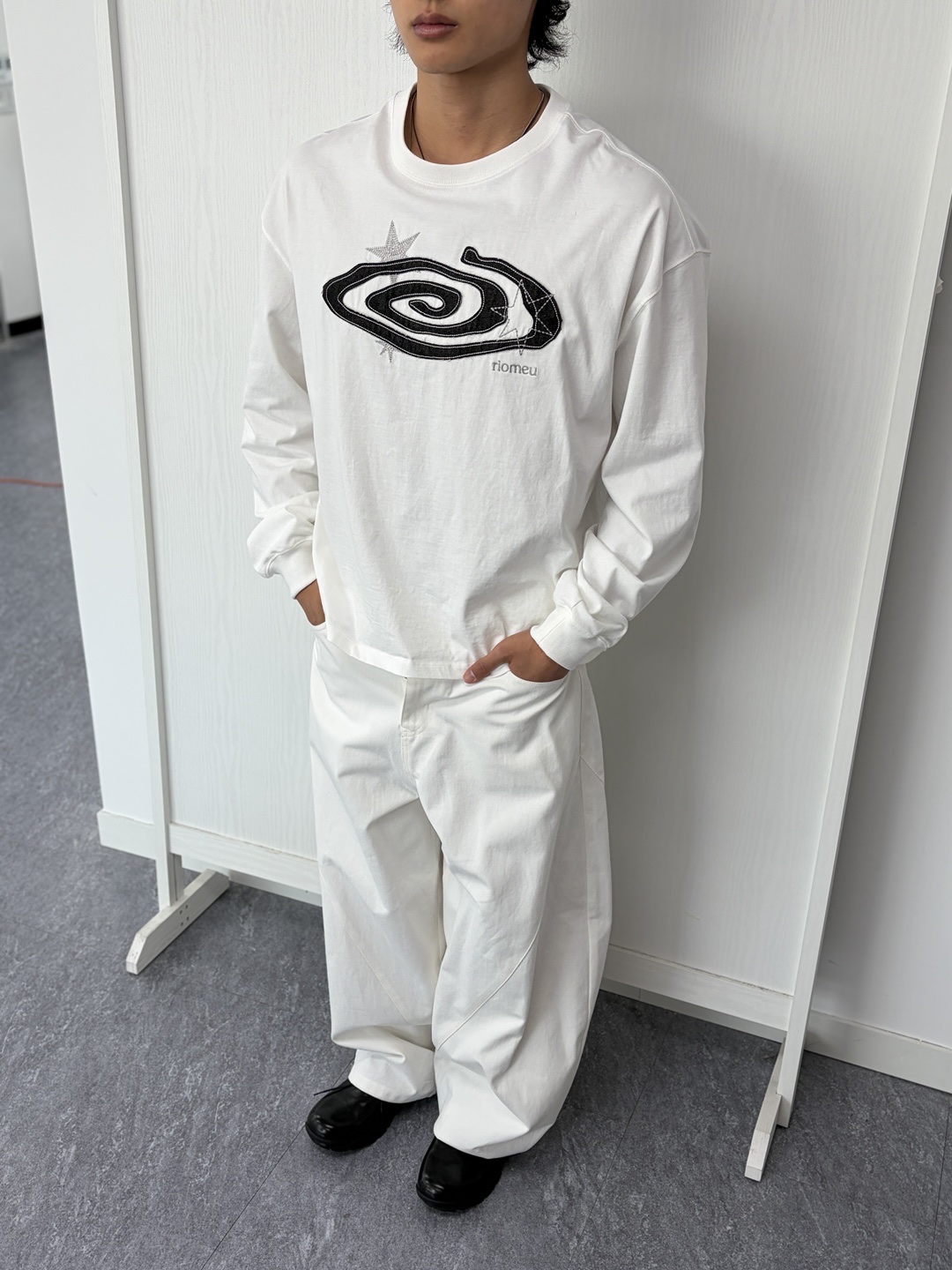 Riomeu Denim Appliqué Long Sleeve T-shirt White 착용 스타일 - 2