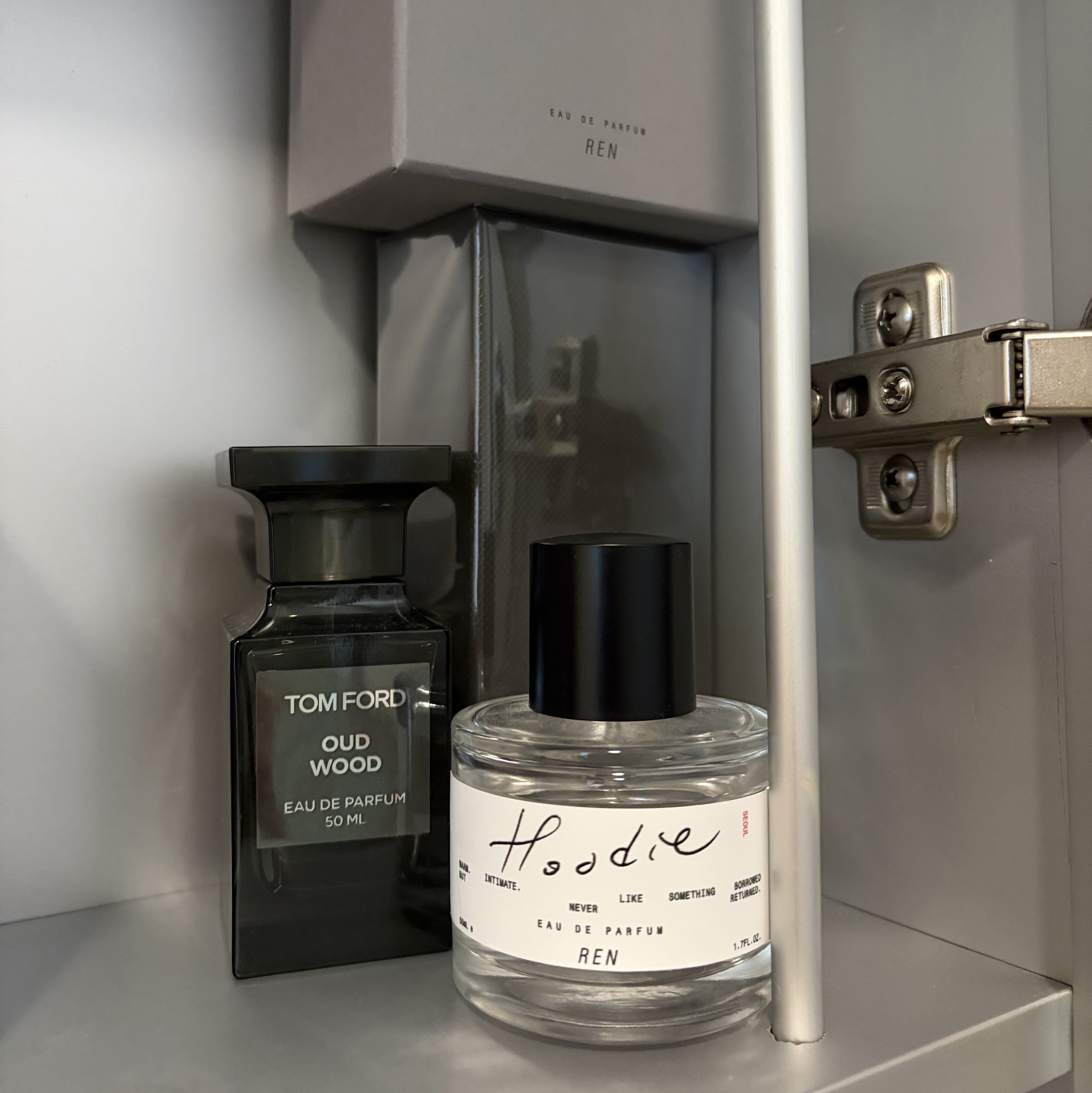 Tom Ford Oud Wood Eau De Parfum 50ml, [KREAM 단독] REN Hoodie Eau de Parfum 50ml 착용 스타일
