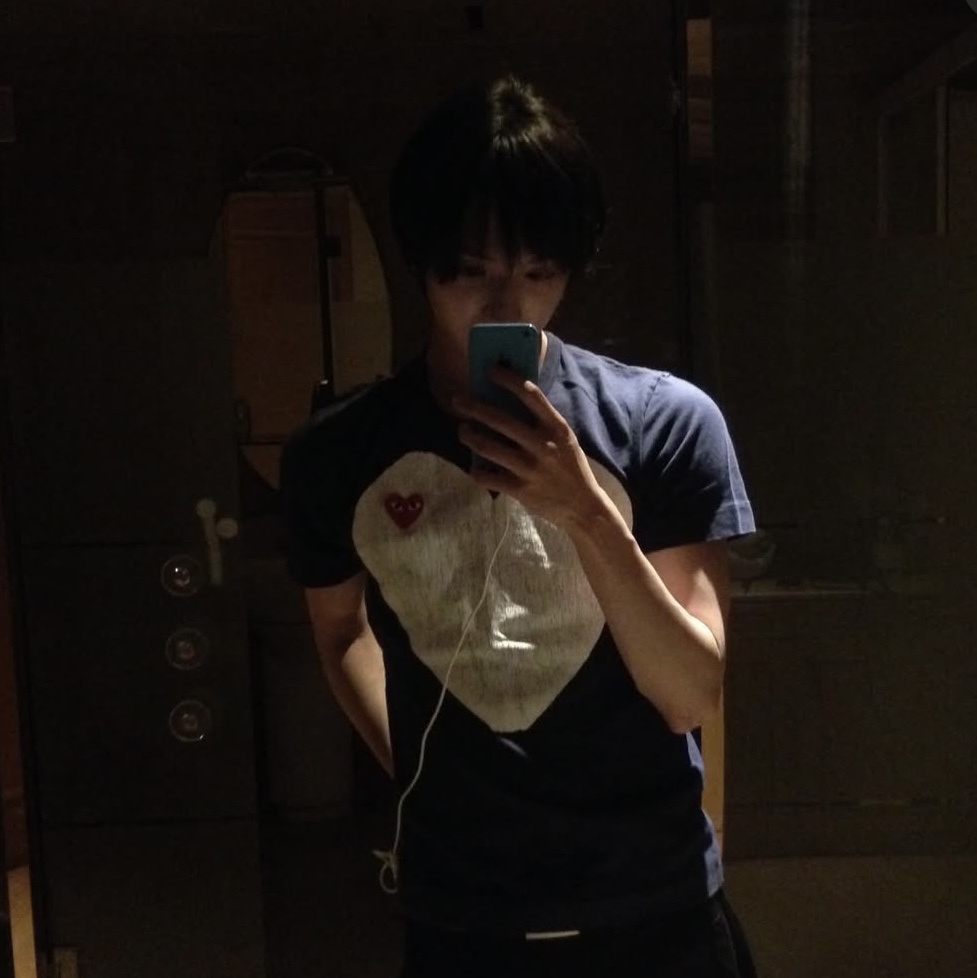 Play Comme des Garcons Red Heart Printed White Heart T-Shirt Navy 착용 스타일 - 2