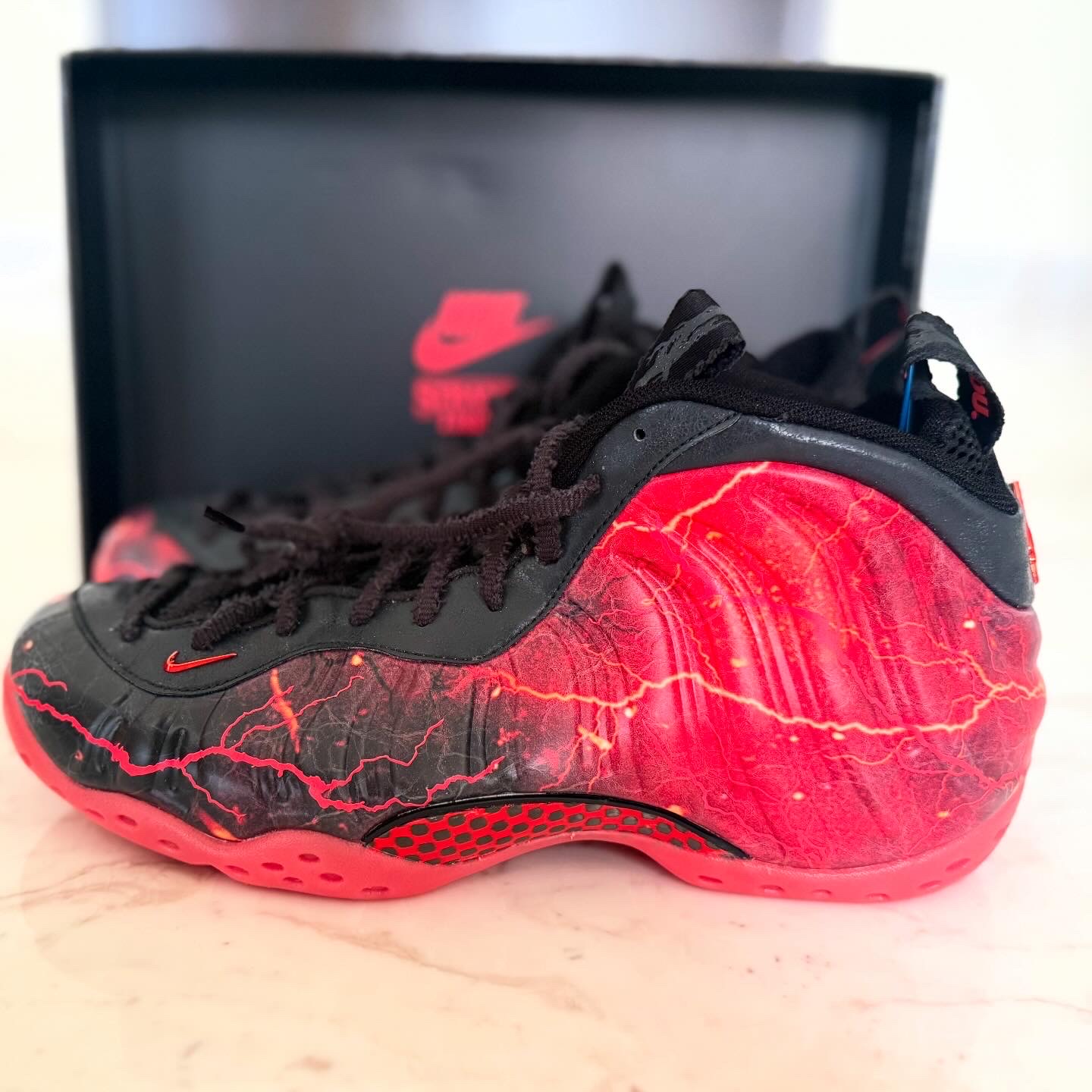 Nike x Stranger Things Air Foamposite One Black Bright Crimson 착용 스타일 - 1
