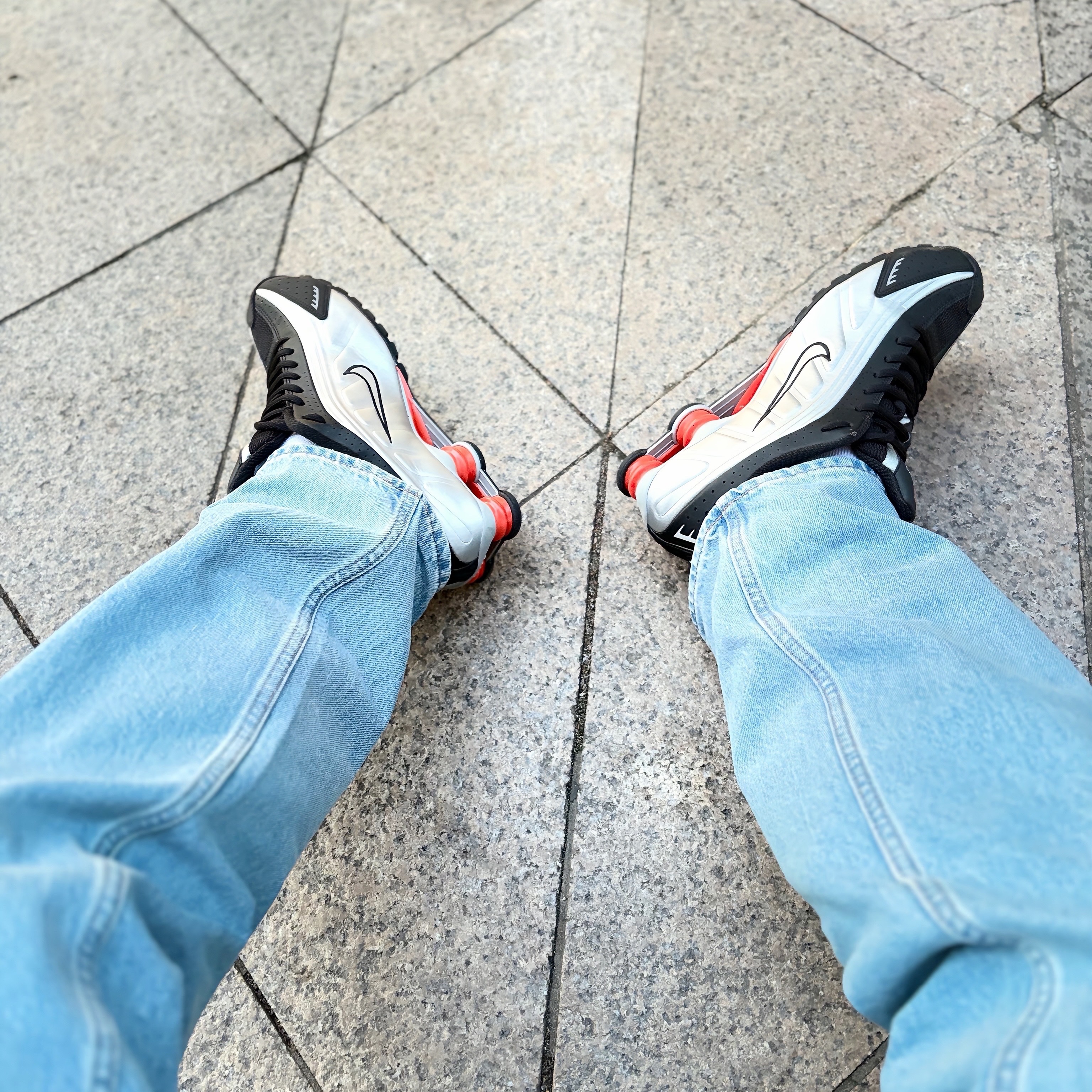 Nike Shox R4 Metallic Silver Red 착용 스타일 - 1