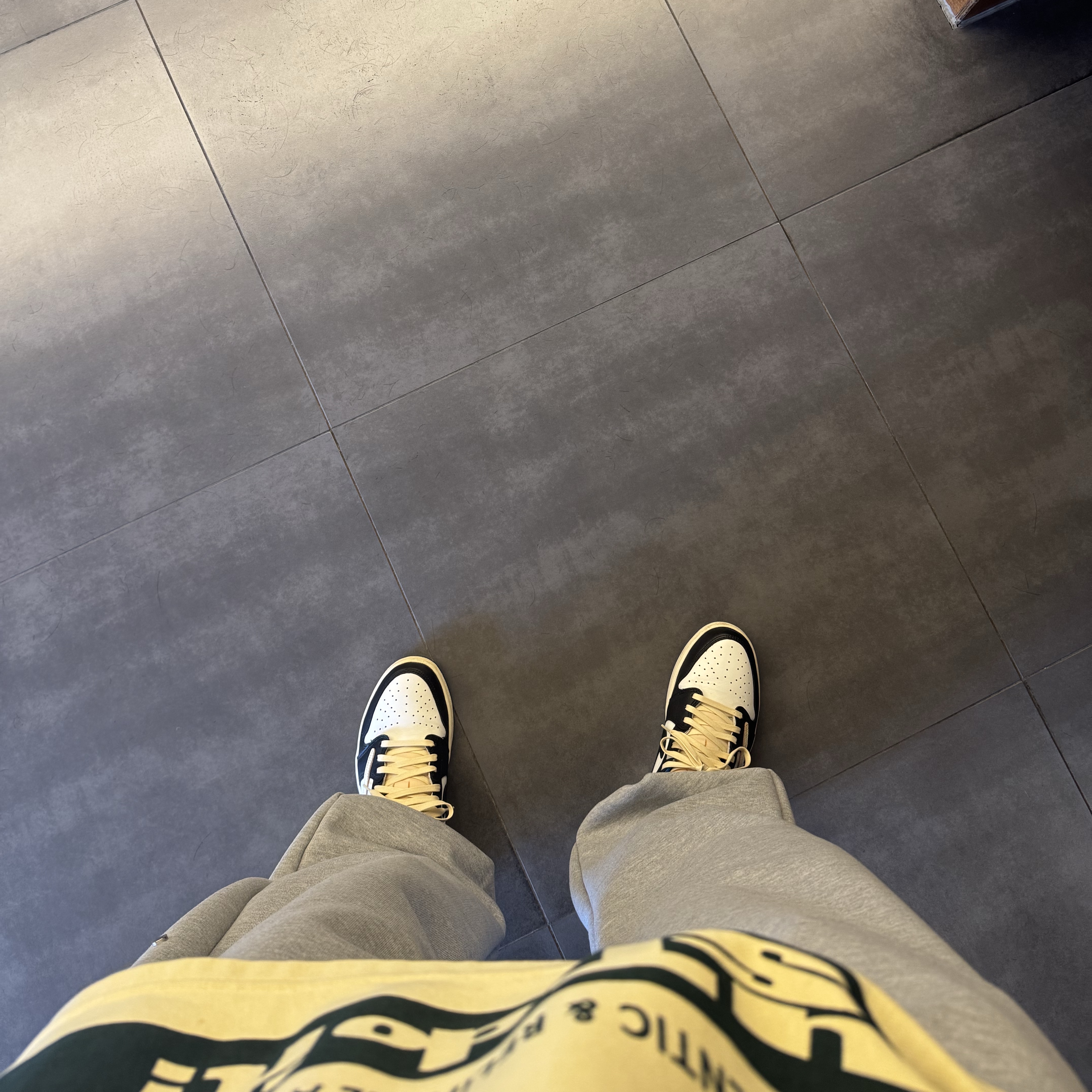MJD Side Snap Wide C/P Heavy Sweat Pants Melange Grey, Jordan 1 x Travis Scott x Fragment Retro Low OG SP Military Blue 착용 스타일 - 2