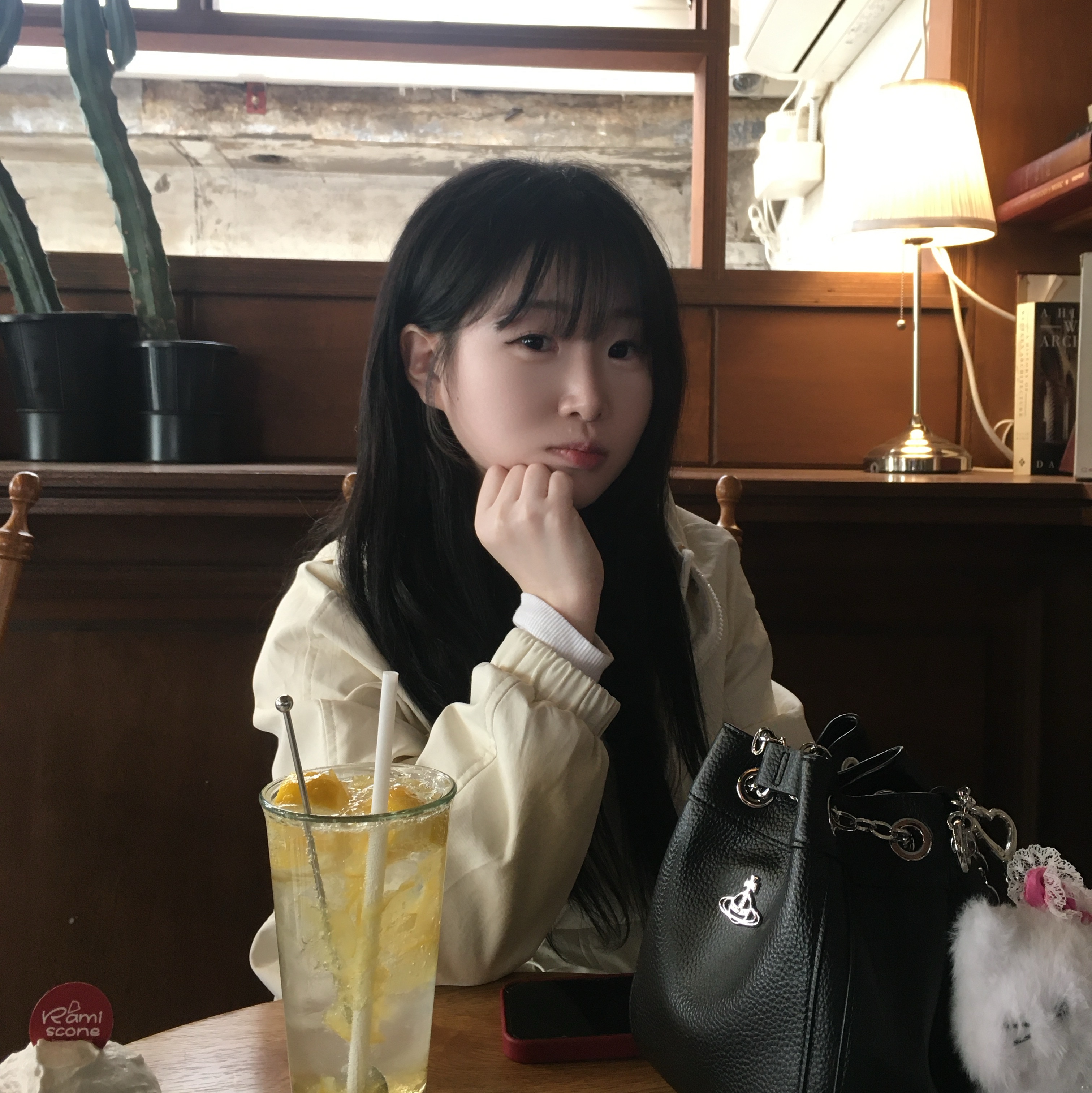 Vivienne Westwood Chrissy Small Bucket Bag Black 착용 스타일