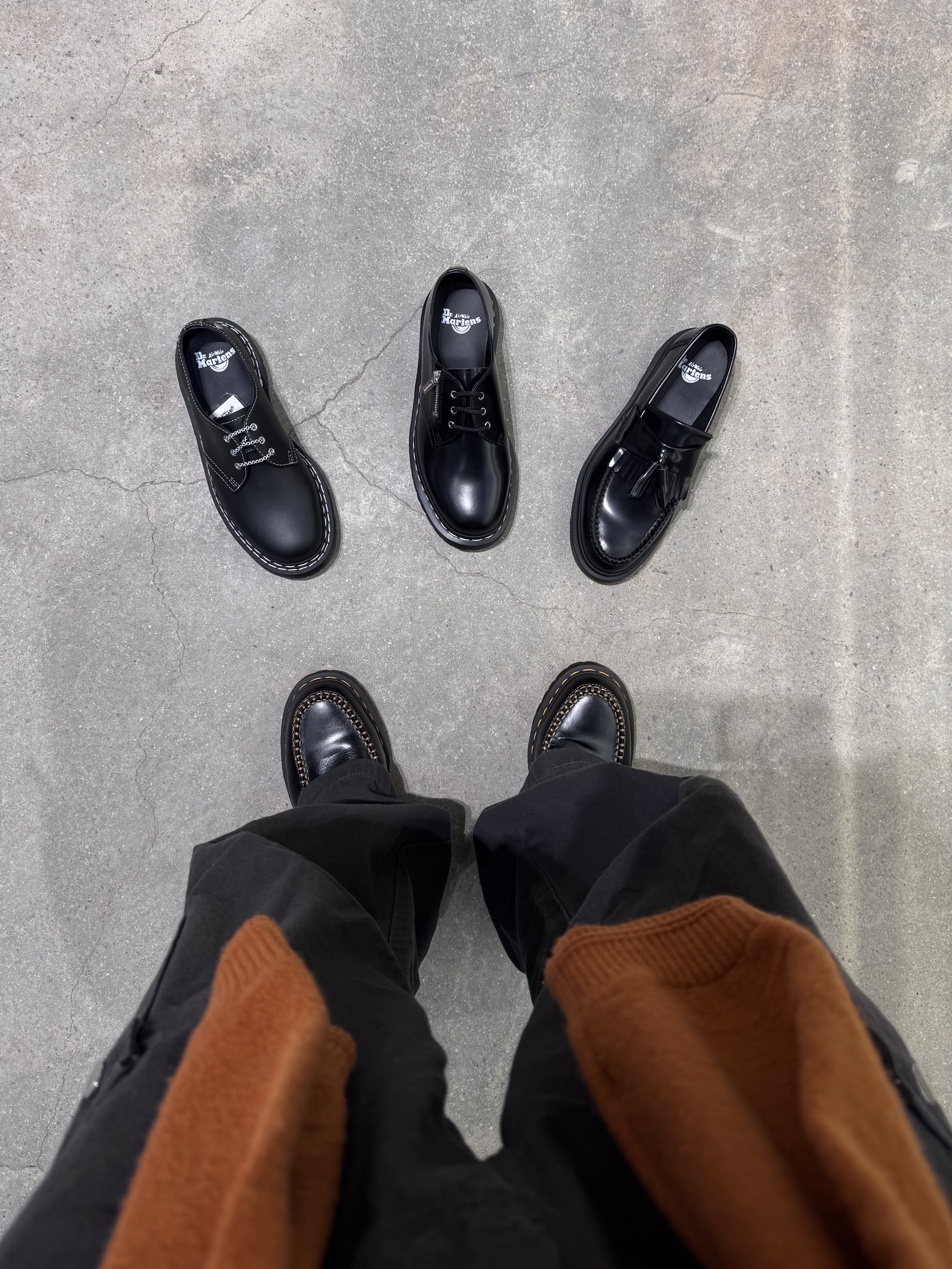 Dr. Martens Lowell Leather Moc Toe Shoes Black Analine 착용 스타일 - 2