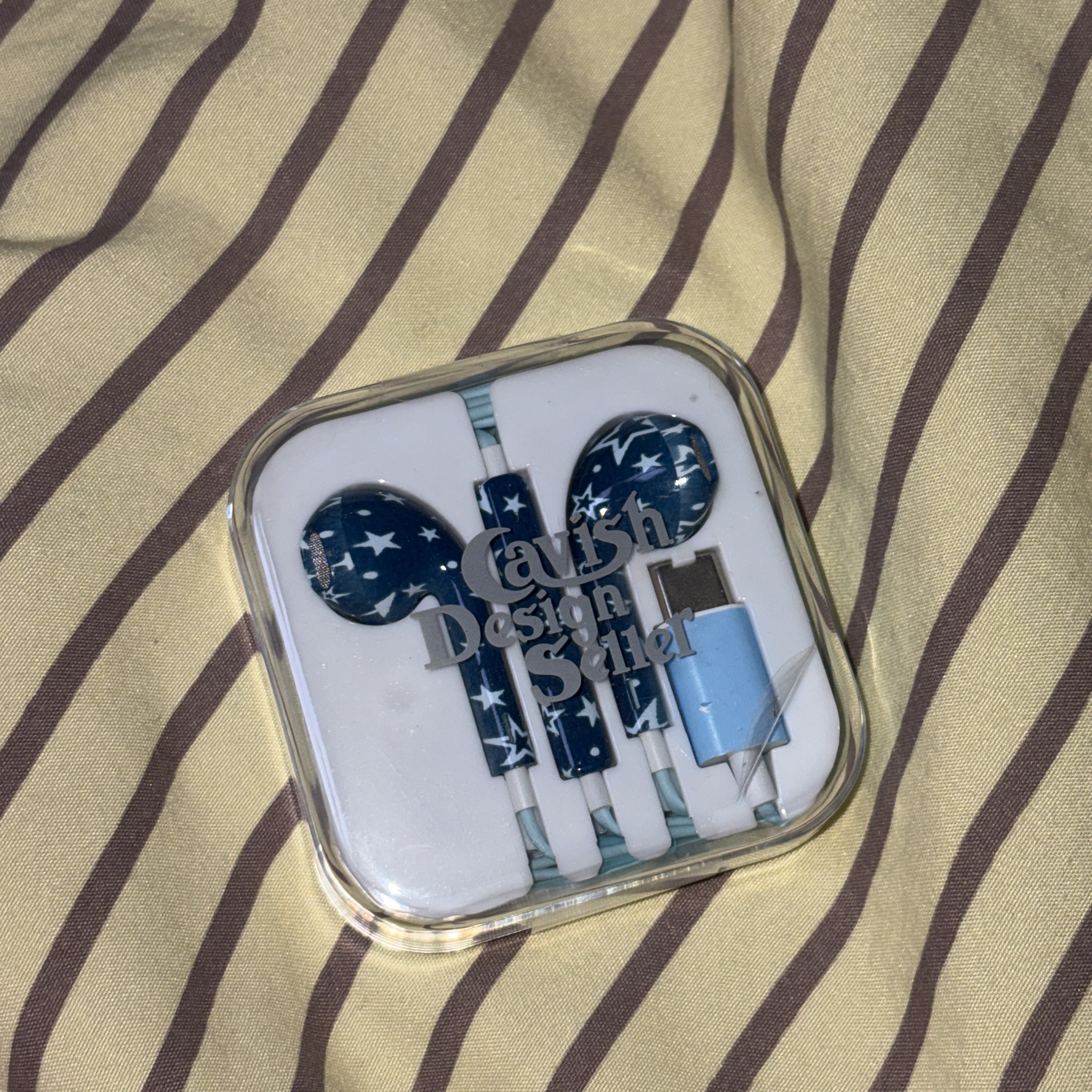 [KREAM 단독] CAVISH x Kyurin Star Wired Earphones (USB-C) Navy 착용 스타일