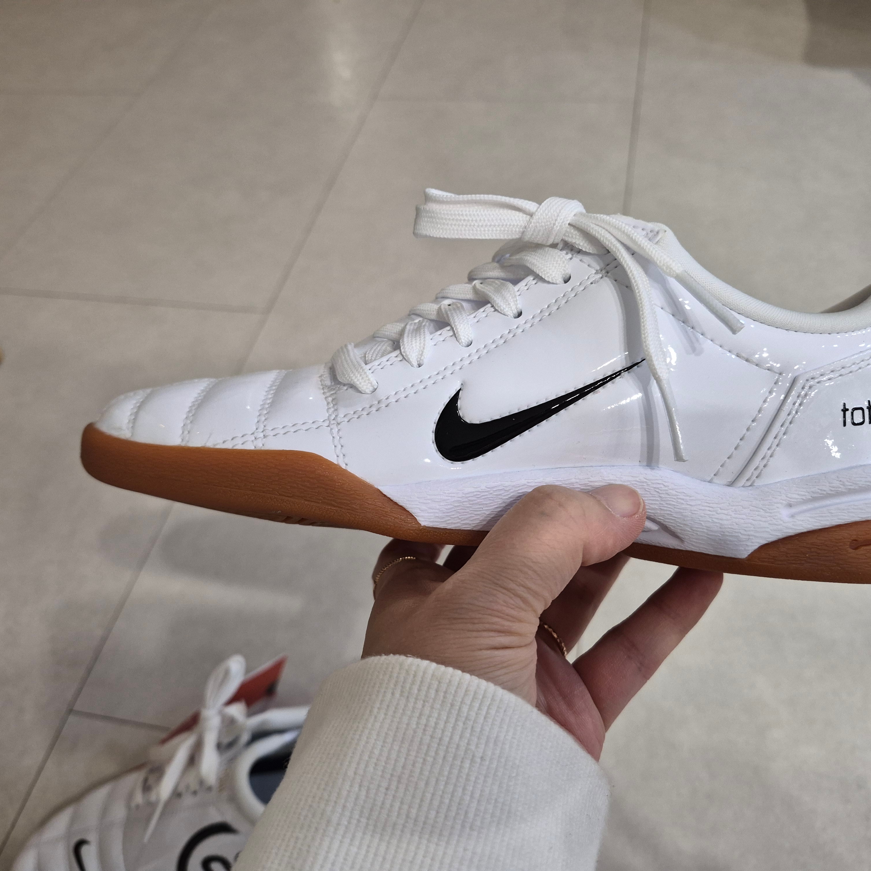 (W) Nike Total 90 White Metallic 착용 스타일 - 1