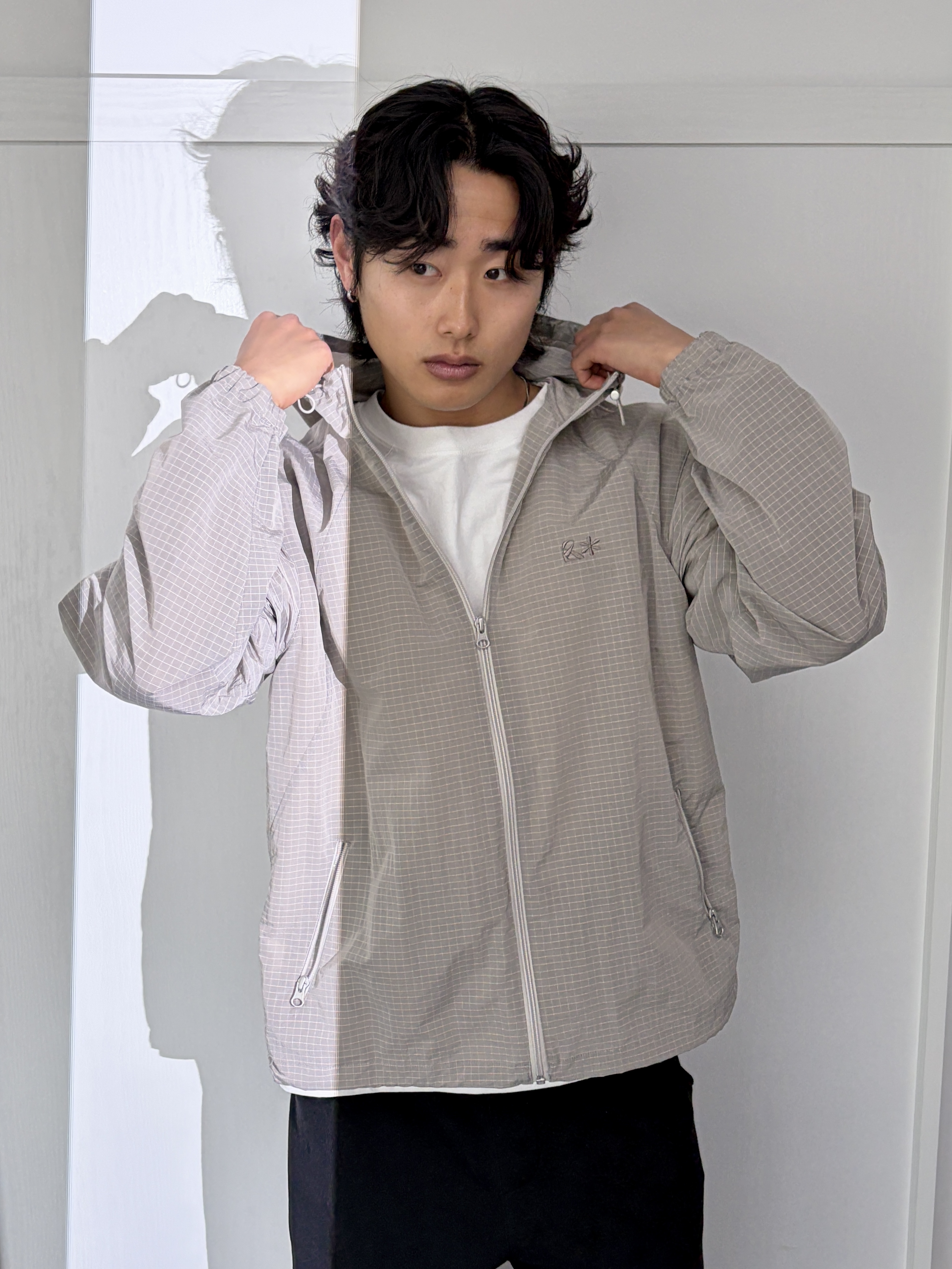 Riomeu Unbal Curved Line Windbreaker Jacket Gray 착용 스타일 - 1