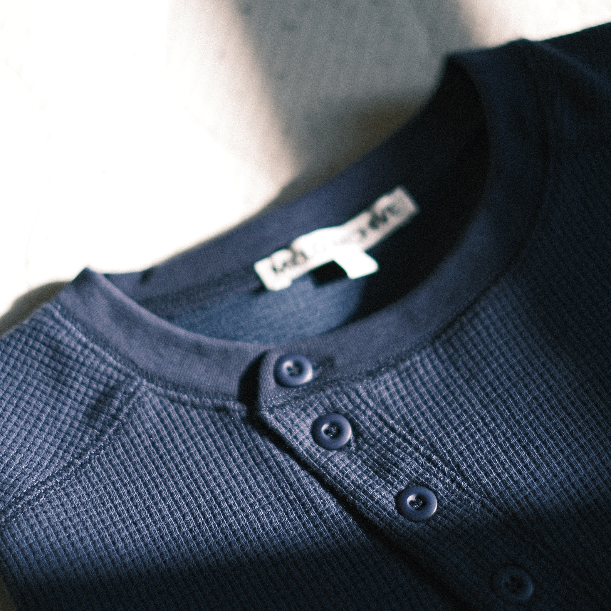 Millo Archive Dip Waffle Henley Neck Smoke Blue 착용 스타일 - 2