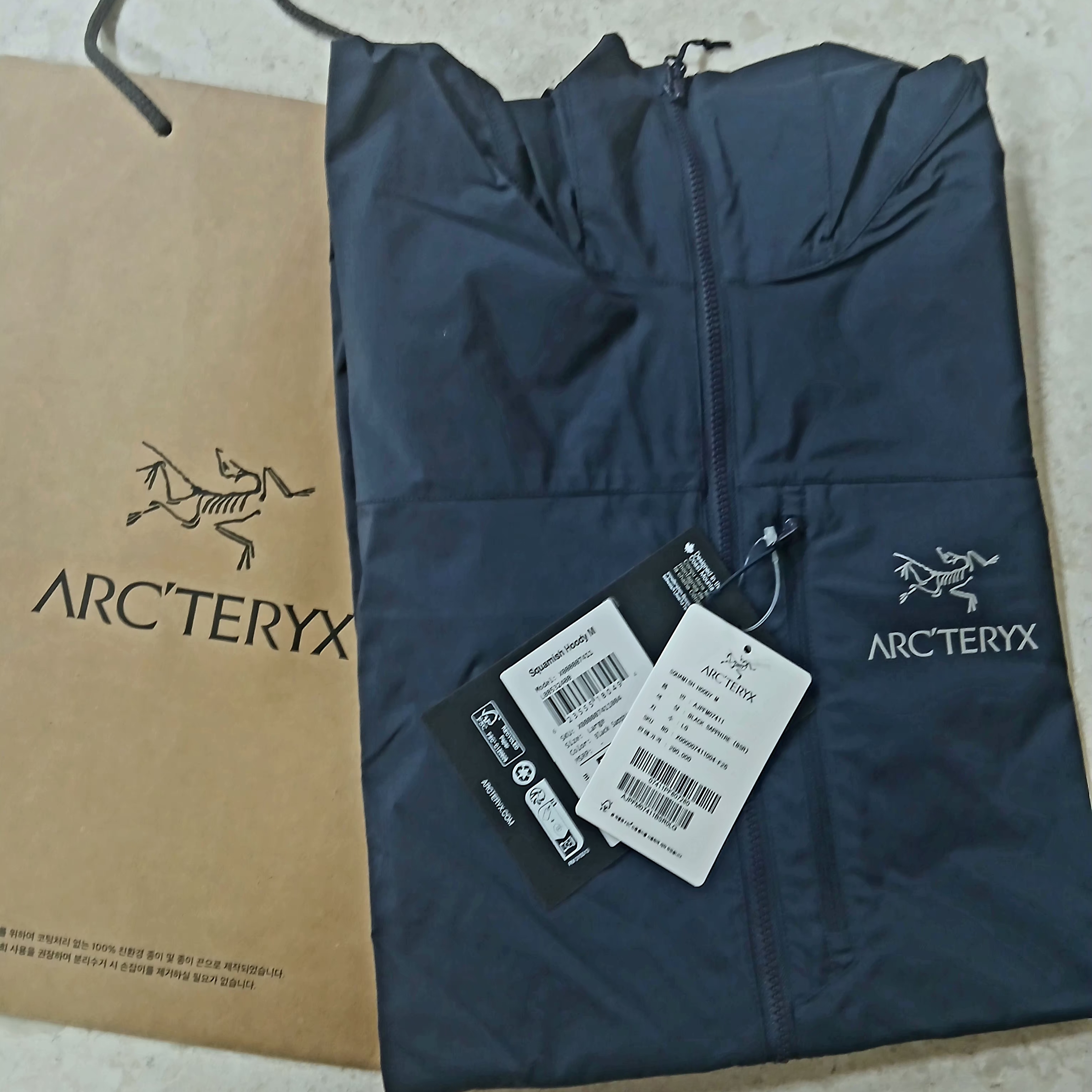 Arc'teryx Squamish Hoody Black Sapphire 착용 스타일 - 1
