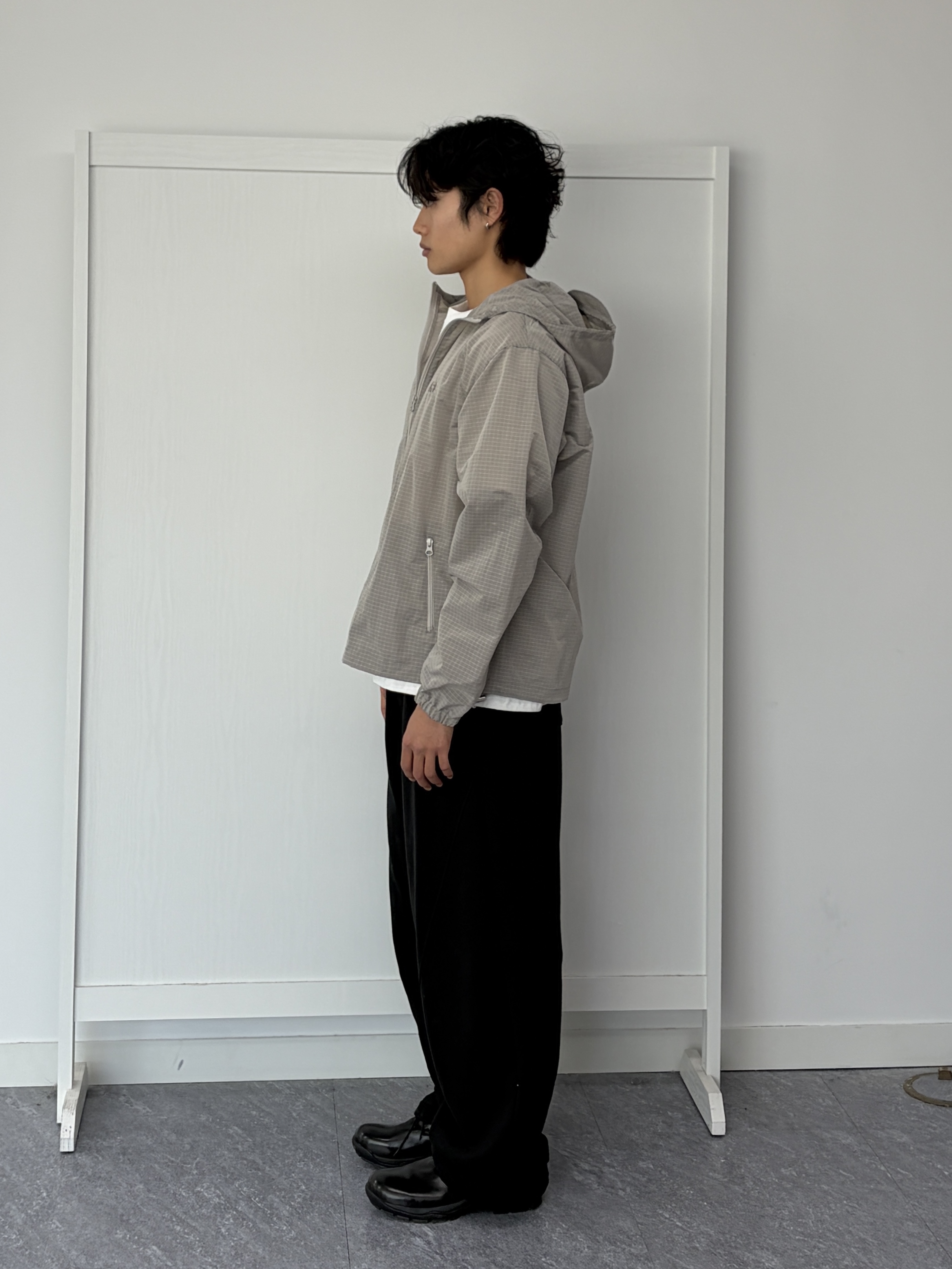 Riomeu Unbal Curved Line Windbreaker Jacket Gray, Riomeu Curved Balloon Sweatpants Black 착용 스타일 - 2