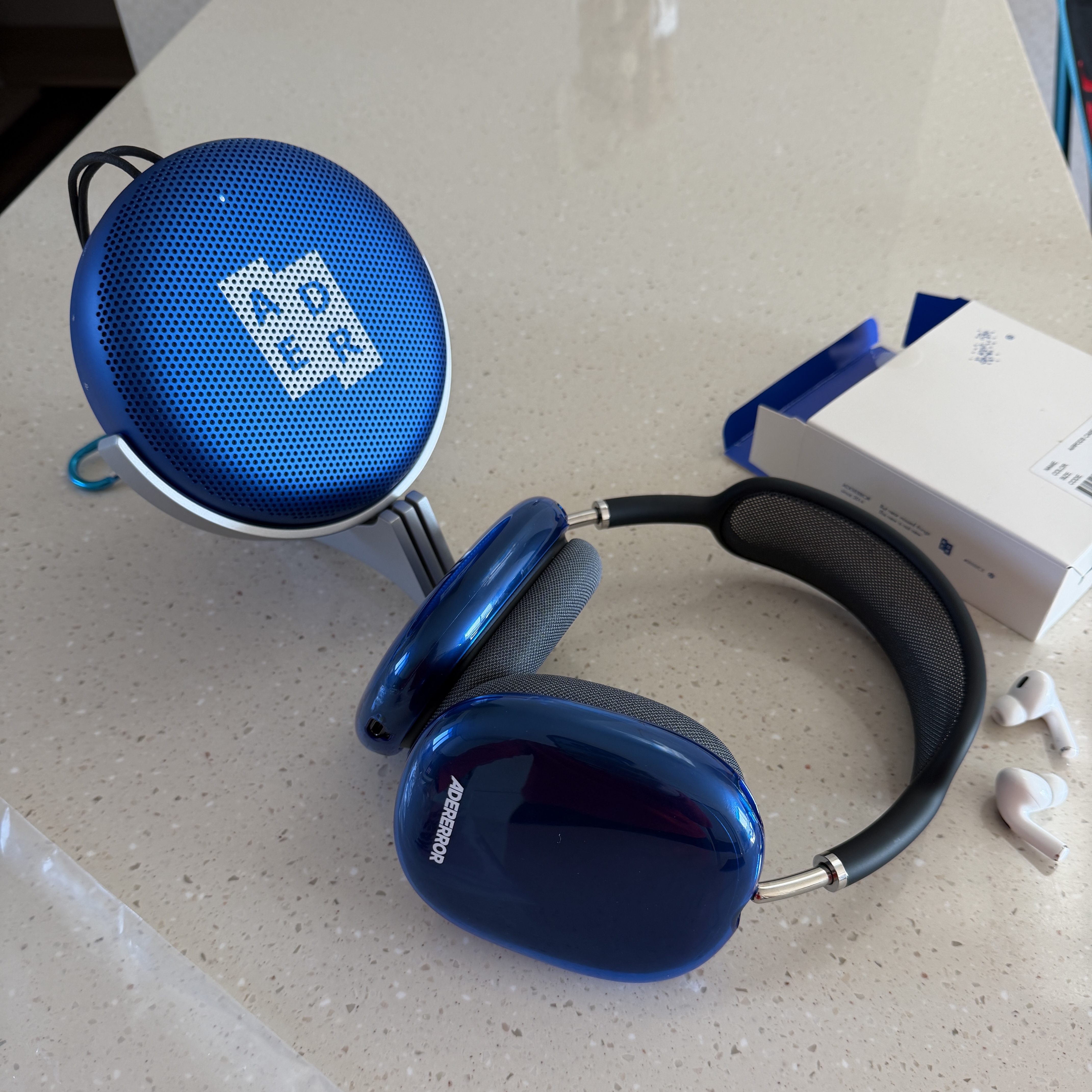 Bang & Olufsen x Ader Error Beosound A1 Ader Error Edition Z-Blue (With Speaker Stand) - Korean Ver., Ader Error Standic AirPods Max Case Z-Blue 착용 스타일