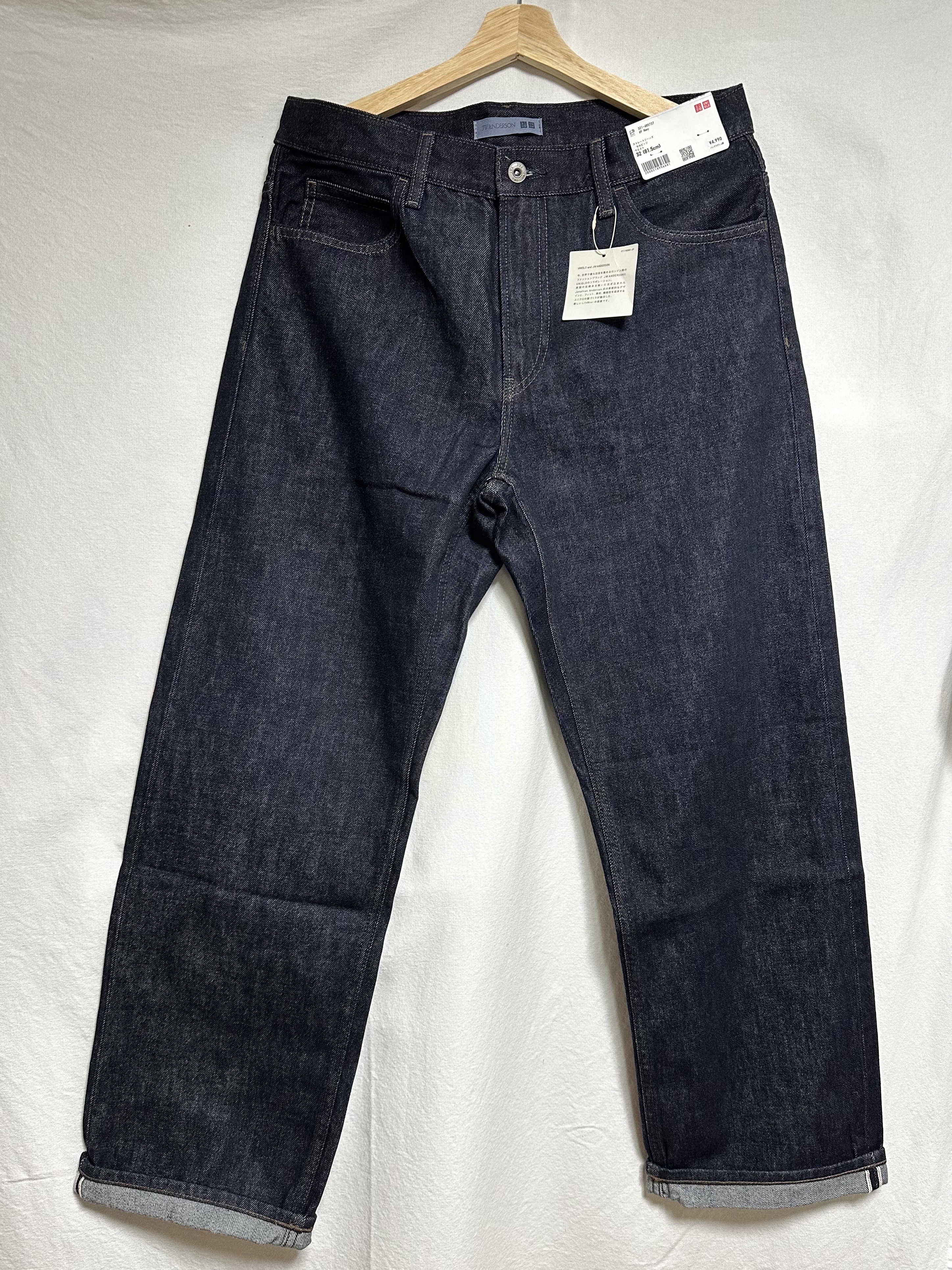 Uniqlo x JW Anderson Selvedge Straight Jeans Navy 착용 스타일