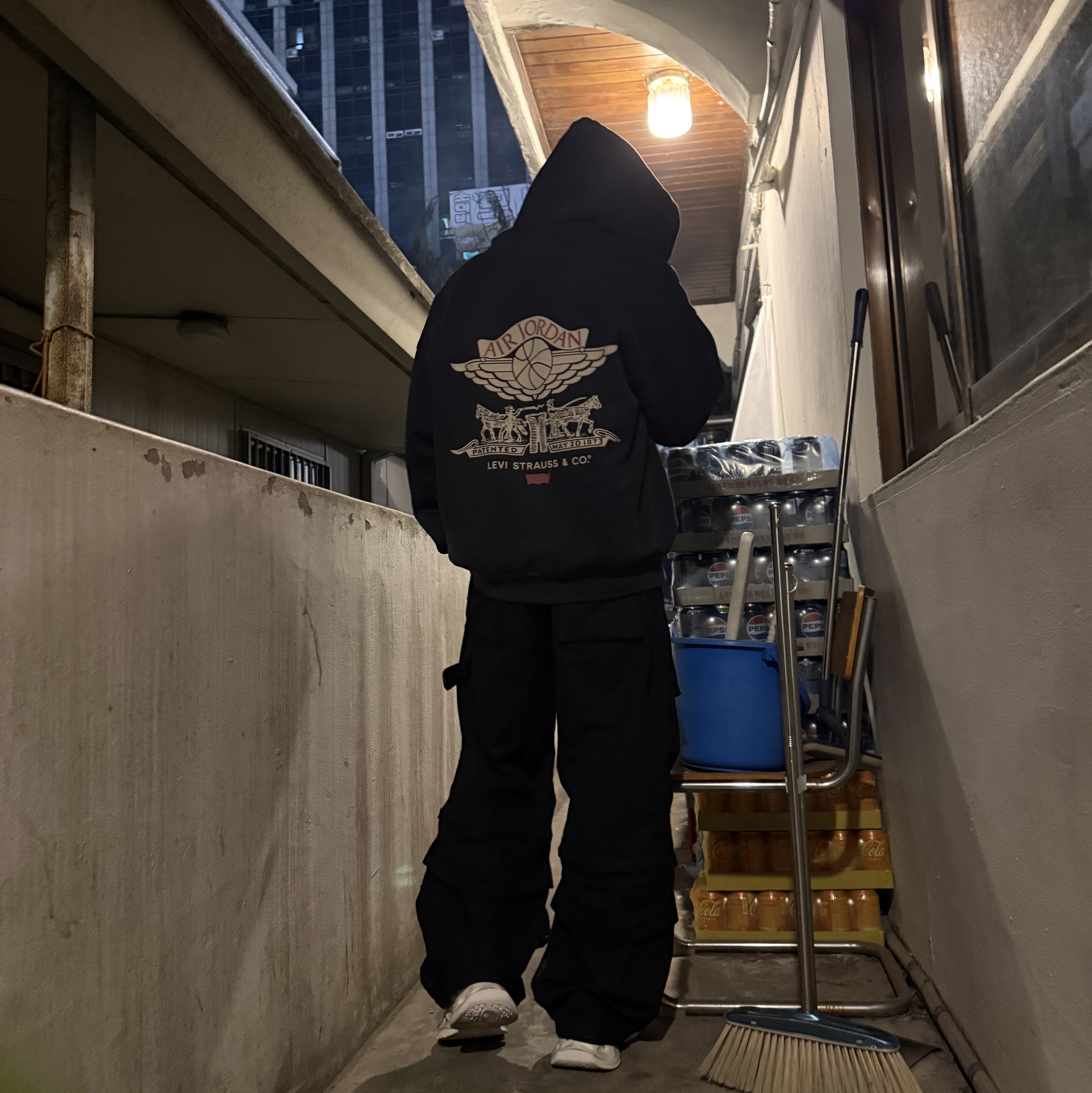 Jordan x Levi's Full Zip Hoodie Black (IM6734-010), Flavorism VTG Detachable Ripstop Cargo pants Washed Black 착용 스타일
