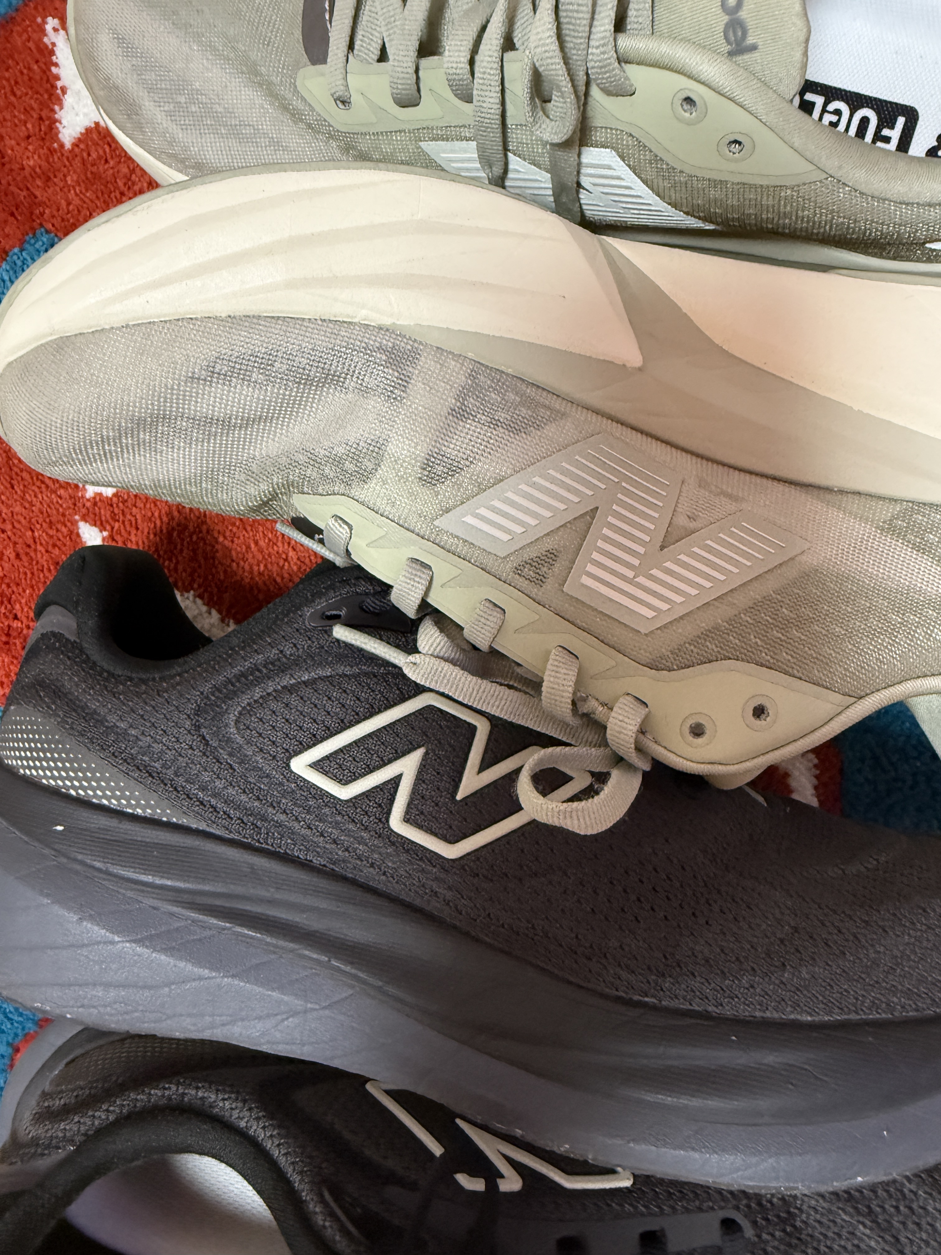 New Balance 1080v15 Faded Black Olivine - 2E Wide, New Balance FuelCell Rebel v5 Olivine Shipyard - 2E Wide 착용 스타일 - 2