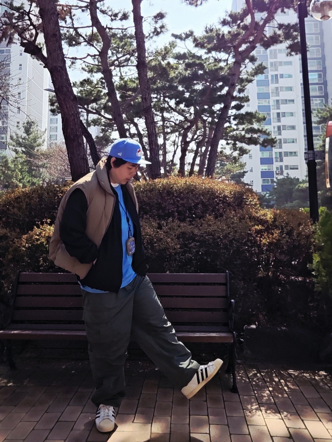 New Era x Hello Kitty Size Cap Radiant Blue, Adidas Adicolor Classic 3S T-Shirt Semi Blue Burst - KR Sizing 착용 스타일 - 1