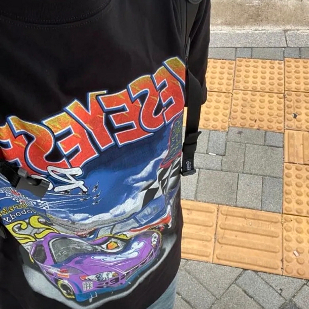 YESEYESEE Racing Tee Black 착용 스타일