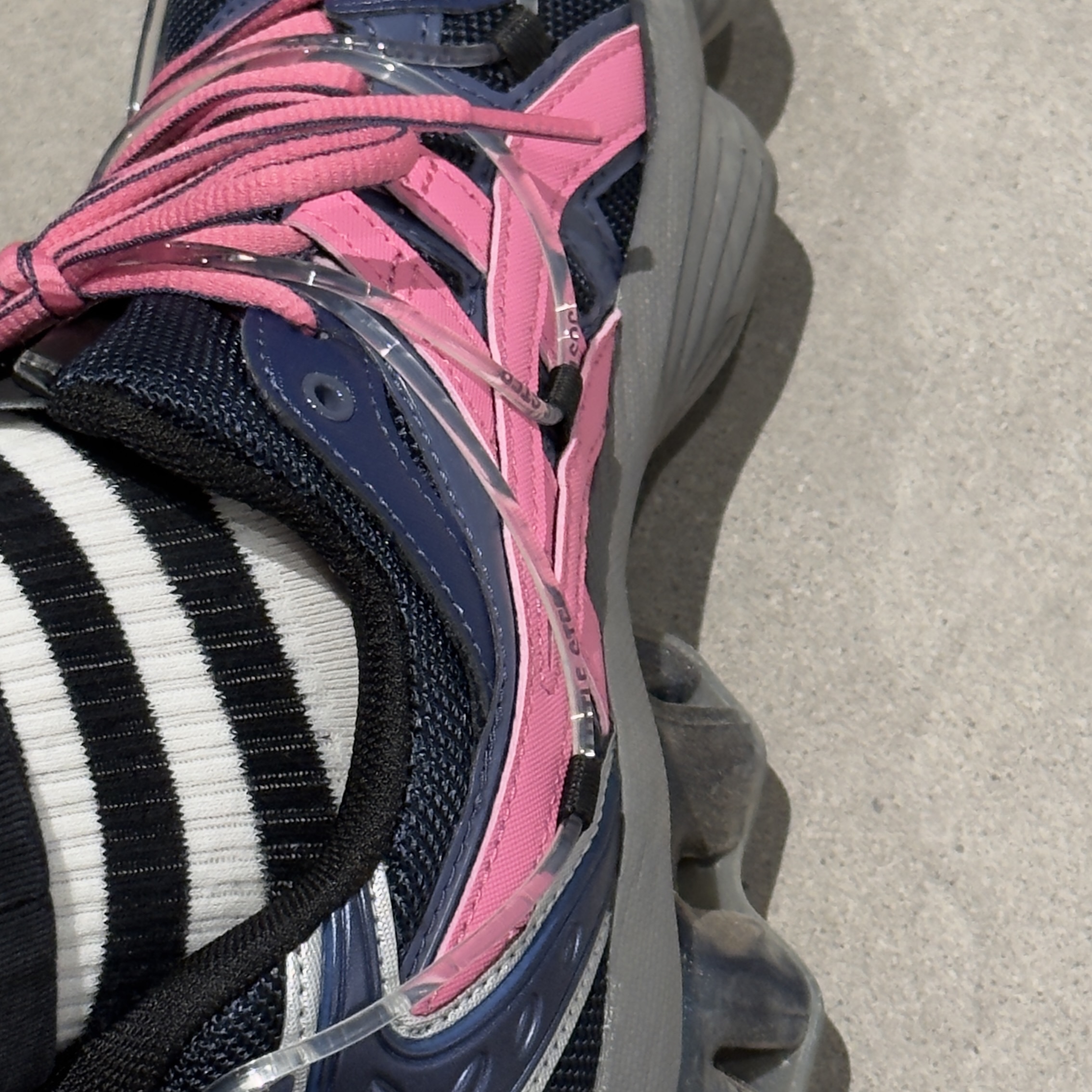 Asics x Yoasobi Gel-Kinetic Fluent Y Midnight Dragon Fruit 착용 스타일