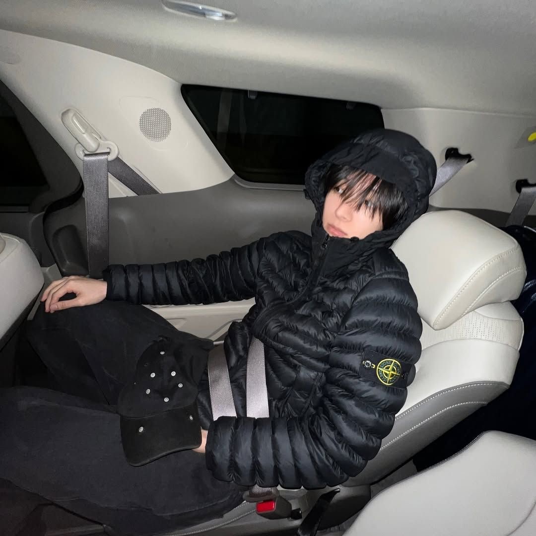Stone Island 40324 Loom Woven Chambers Recycled Nylon Down-TC Light Hooded Down Jacket Black - 24FW 착용 스타일 - 1
