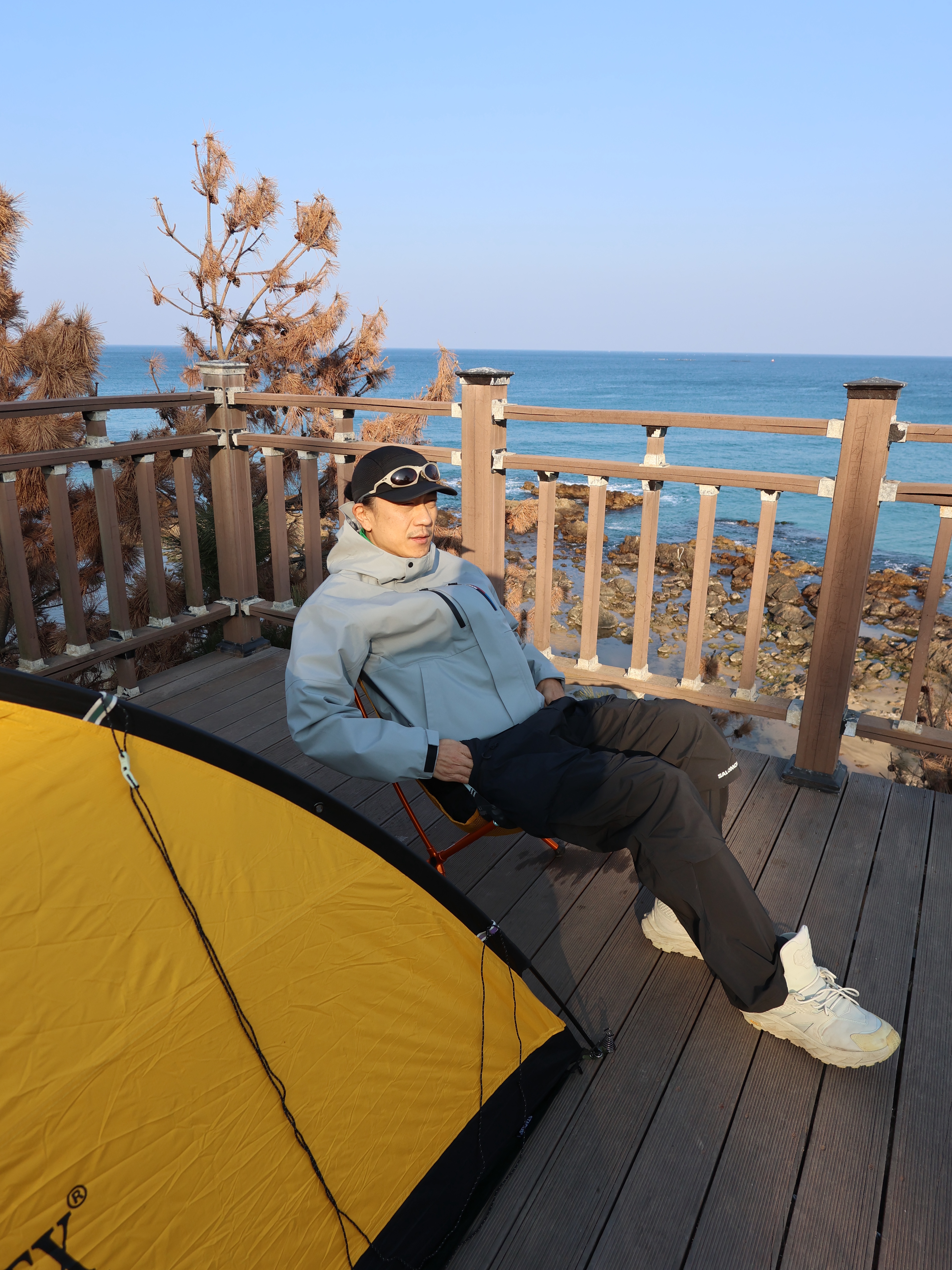 Oakley Plantaris Matte Sand Frame Prizm Brown Gradient Lenses Regular Universal Fit, Salomon Modisay Jacket Light Grey 착용 스타일