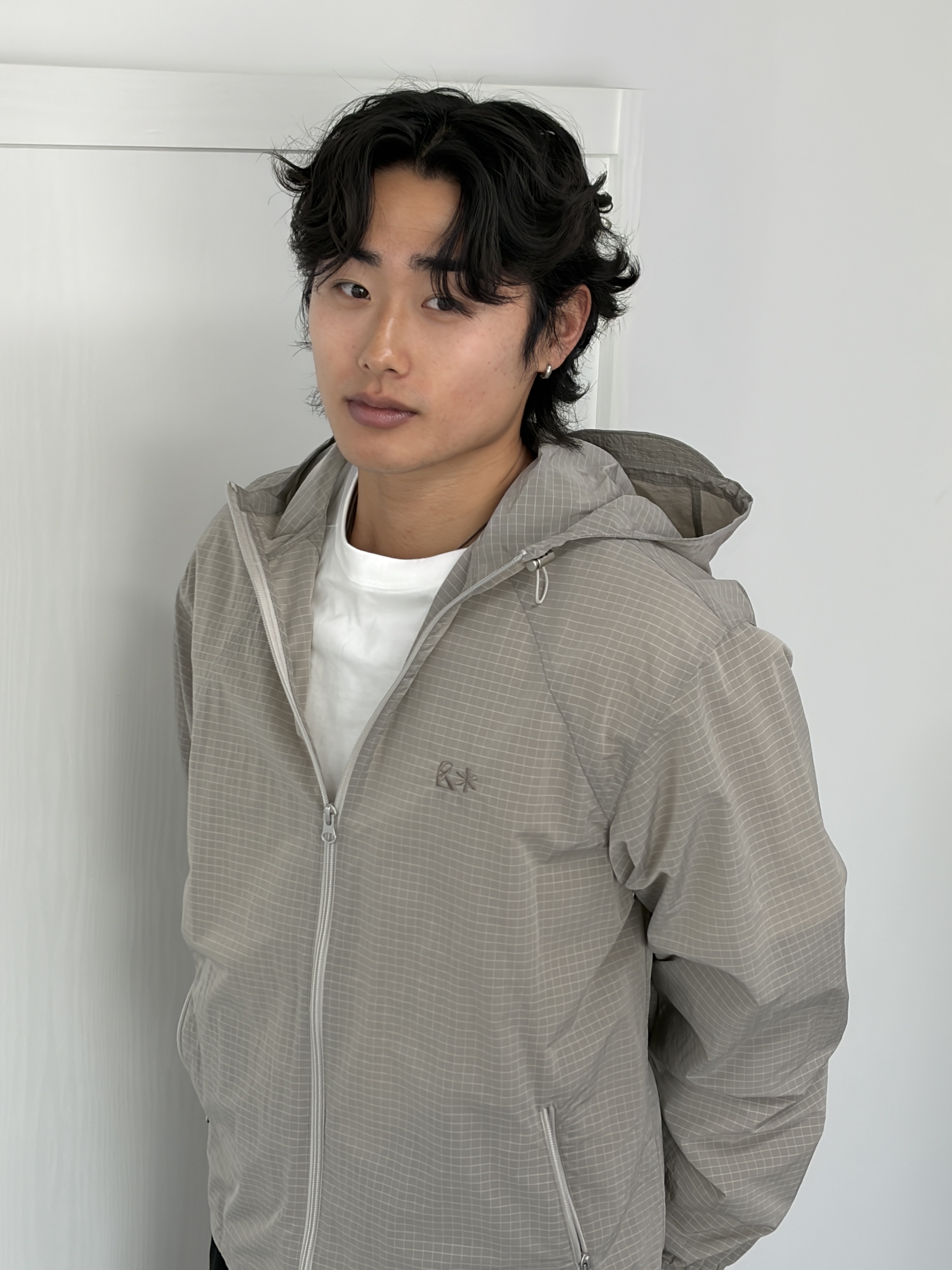 Riomeu Unbal Curved Line Windbreaker Jacket Gray 착용 스타일 - 3