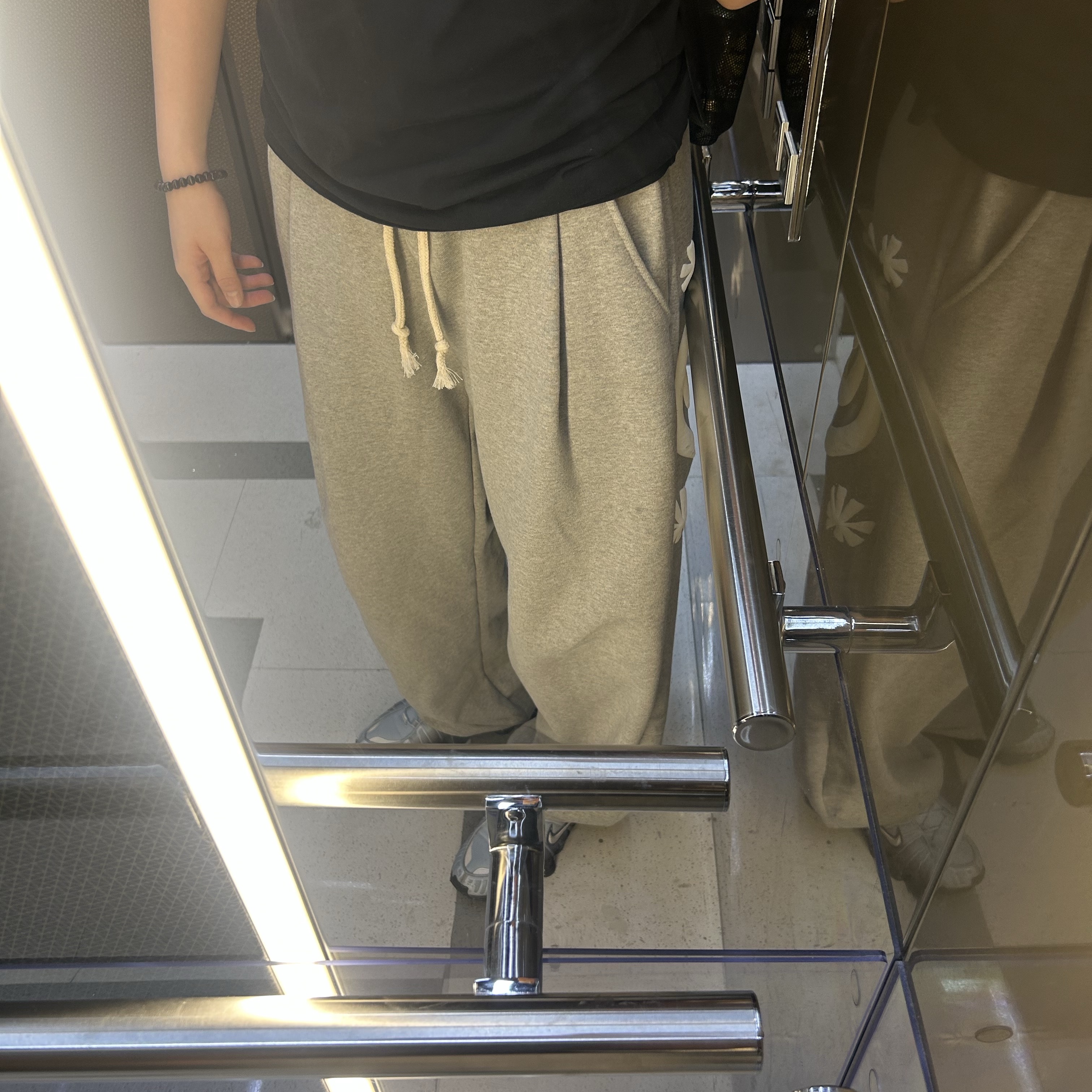 AMOU Molly One Tuck Sweat Pants Gray 착용 스타일 - 2