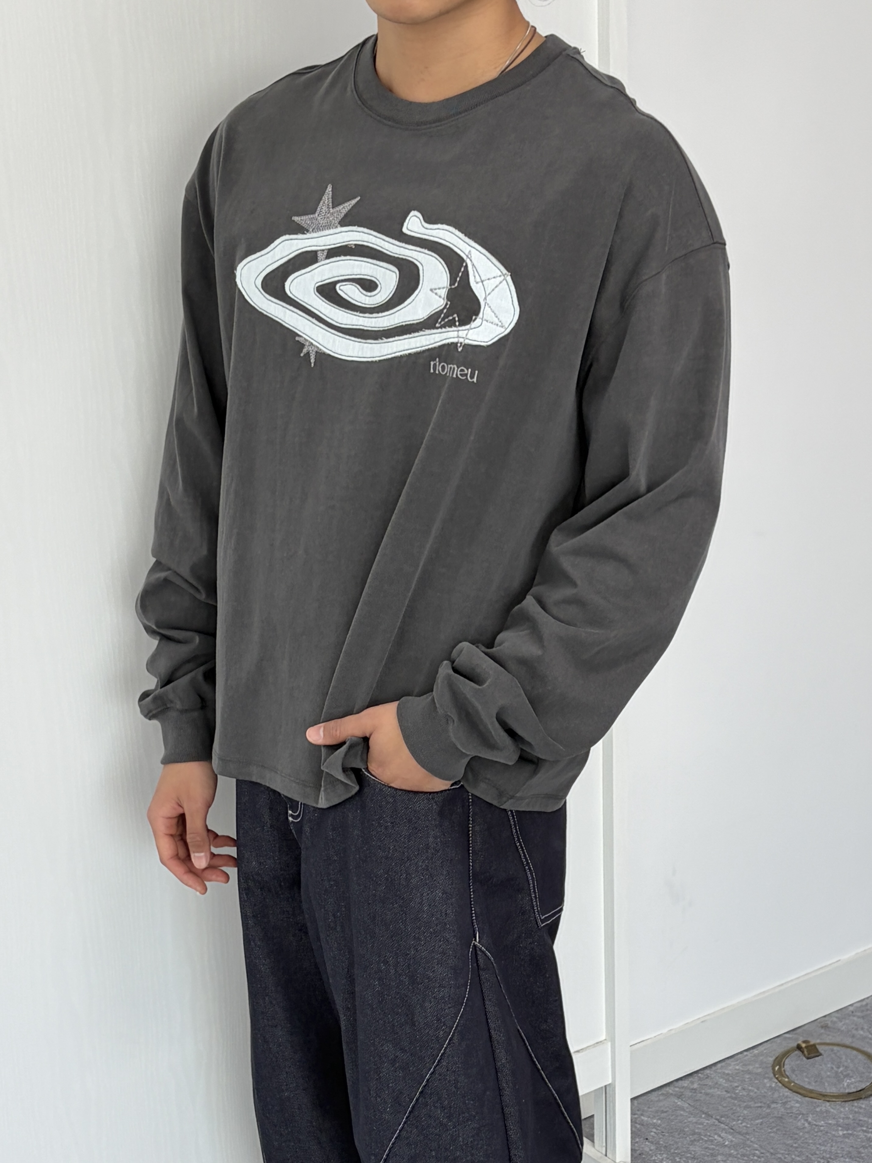 Riomeu Denim Appliqué Long Sleeve T-shirt Charcoal 착용 스타일 - 4