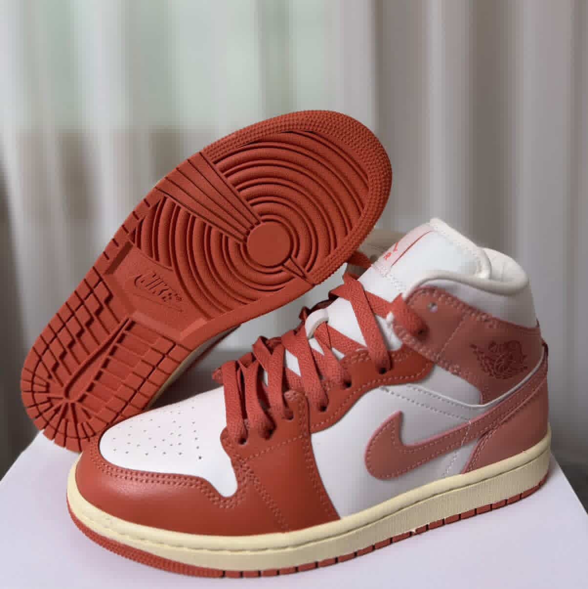 (W) Jordan 1 Mid Sail Madder Root 착용 스타일