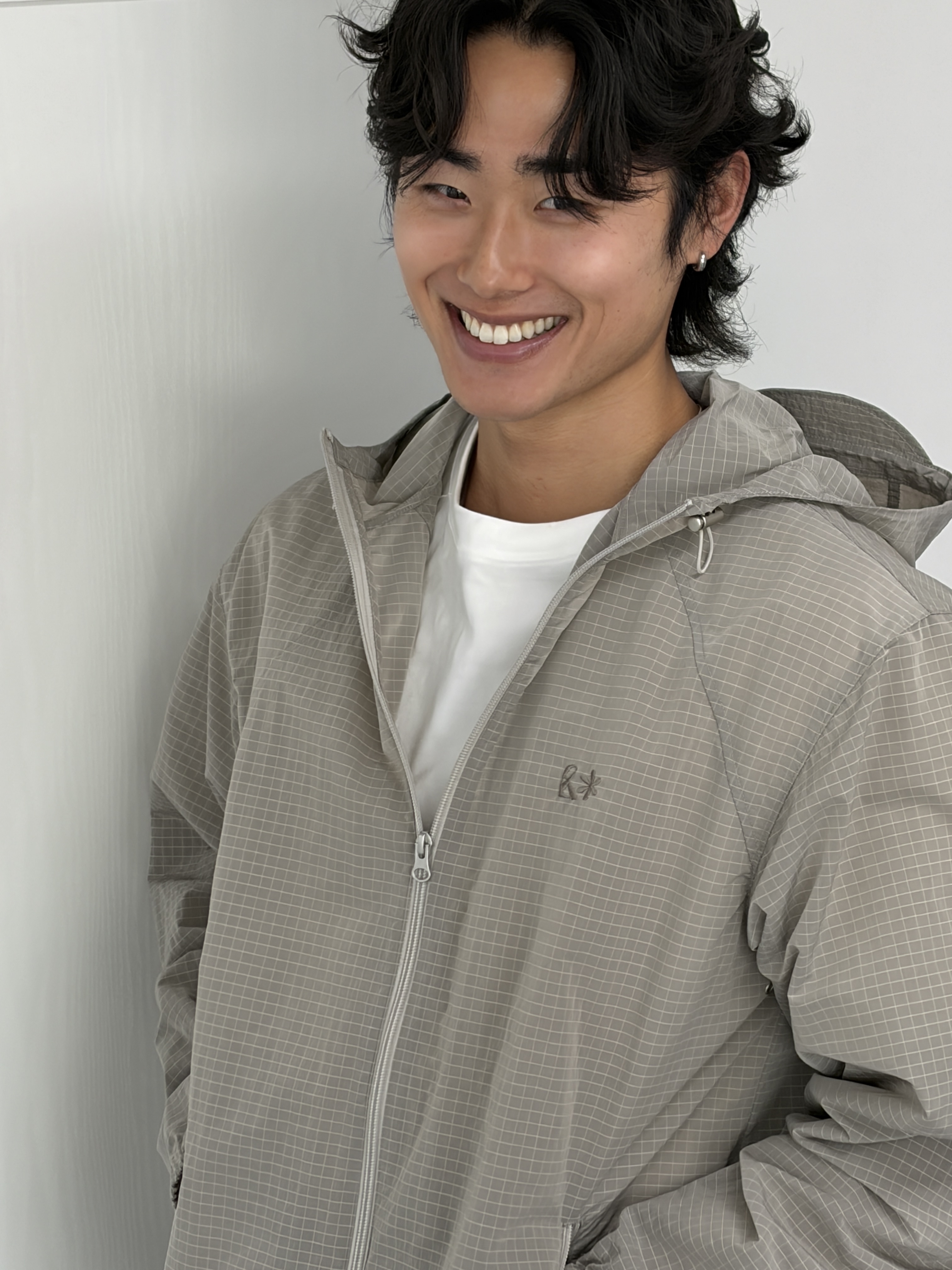 Riomeu Unbal Curved Line Windbreaker Jacket Gray 착용 스타일 - 1