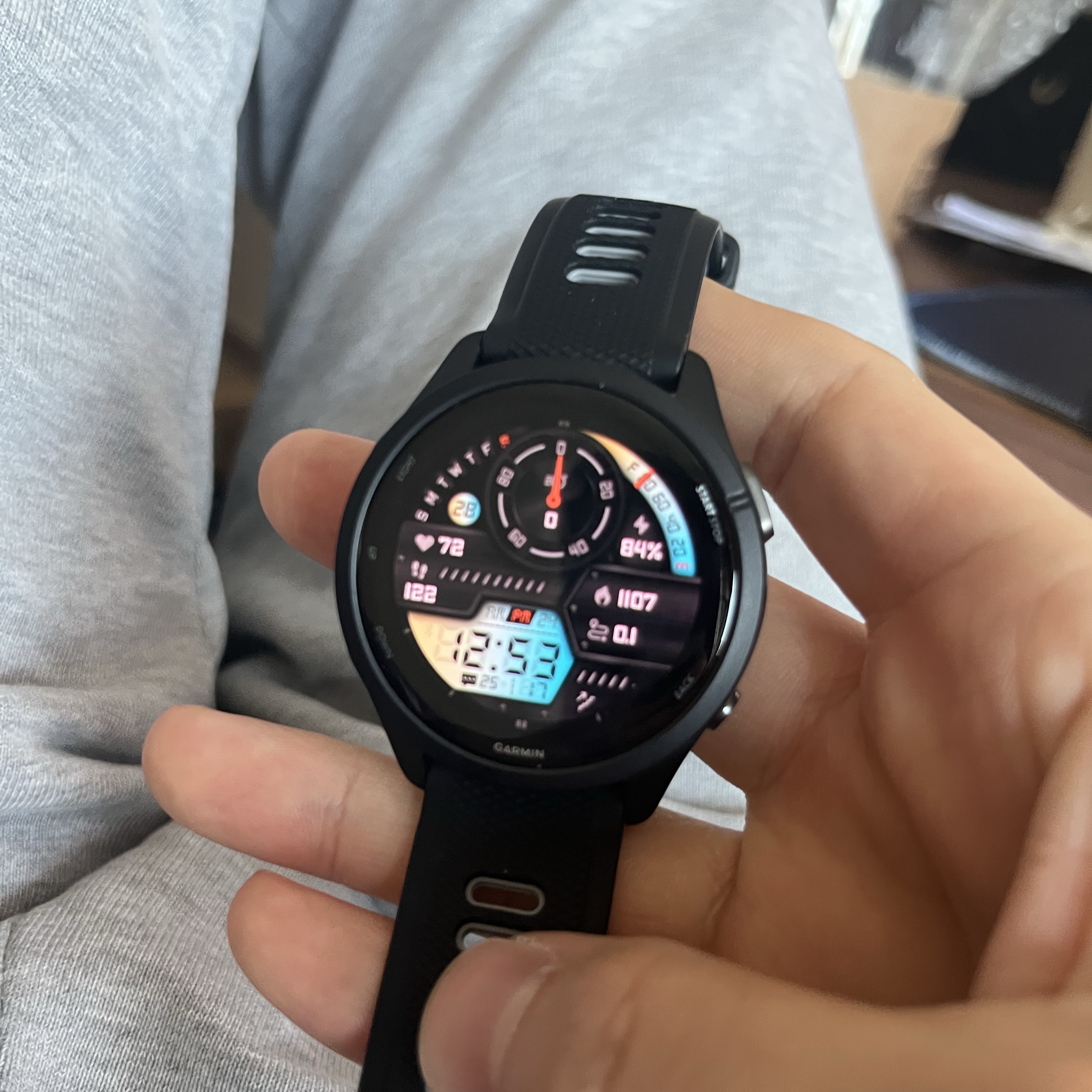[10% 적립] Garmin Forerunner 265 Music GPS Black (WiFi) 착용 스타일