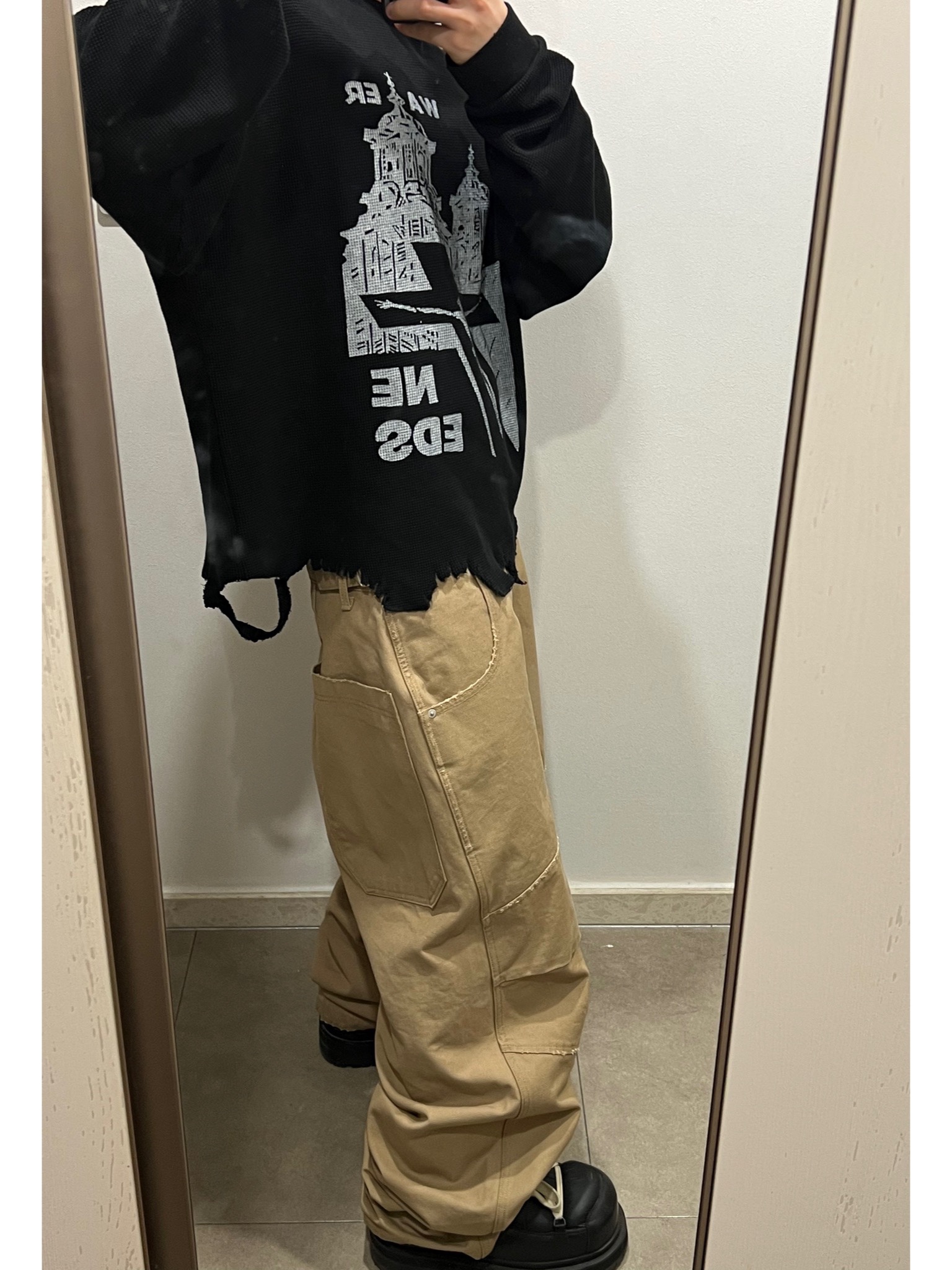 MJD Canvas 3D Knee Pants Beige, MJD Distressed Waffle Long Sleeve Black 착용 스타일 - 1