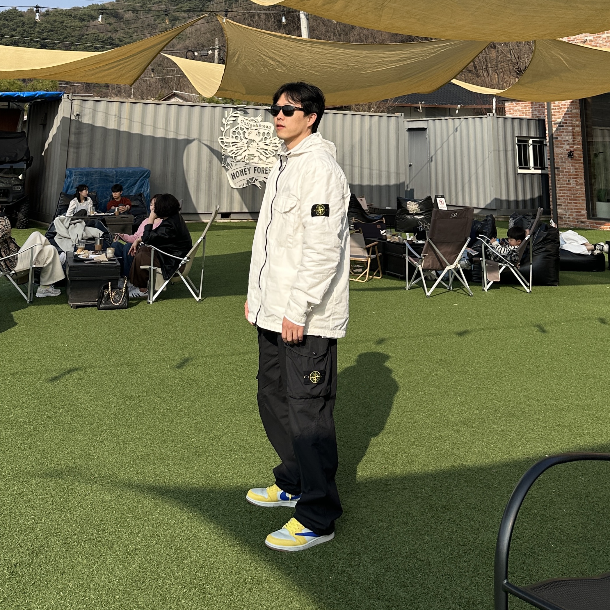 Stone Island 12402 Naslan Light Garment Dyed Hooded Overshirt White - 22SS, Stone Island 30203 Cargo Pants 5 Pockets Black - 21SS 착용 스타일