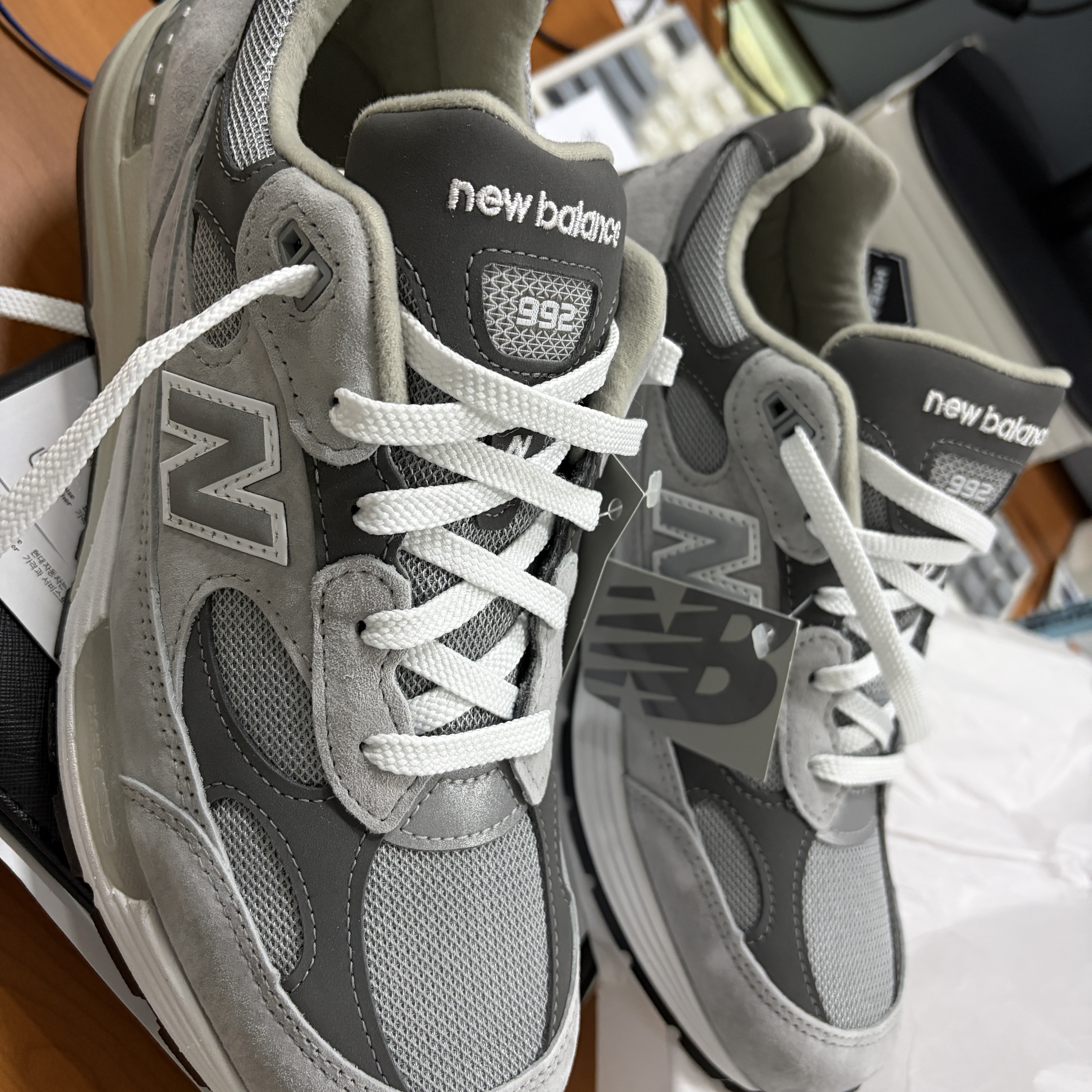 New Balance 992 Made in USA Core Grey Silver Metallic 착용 스타일