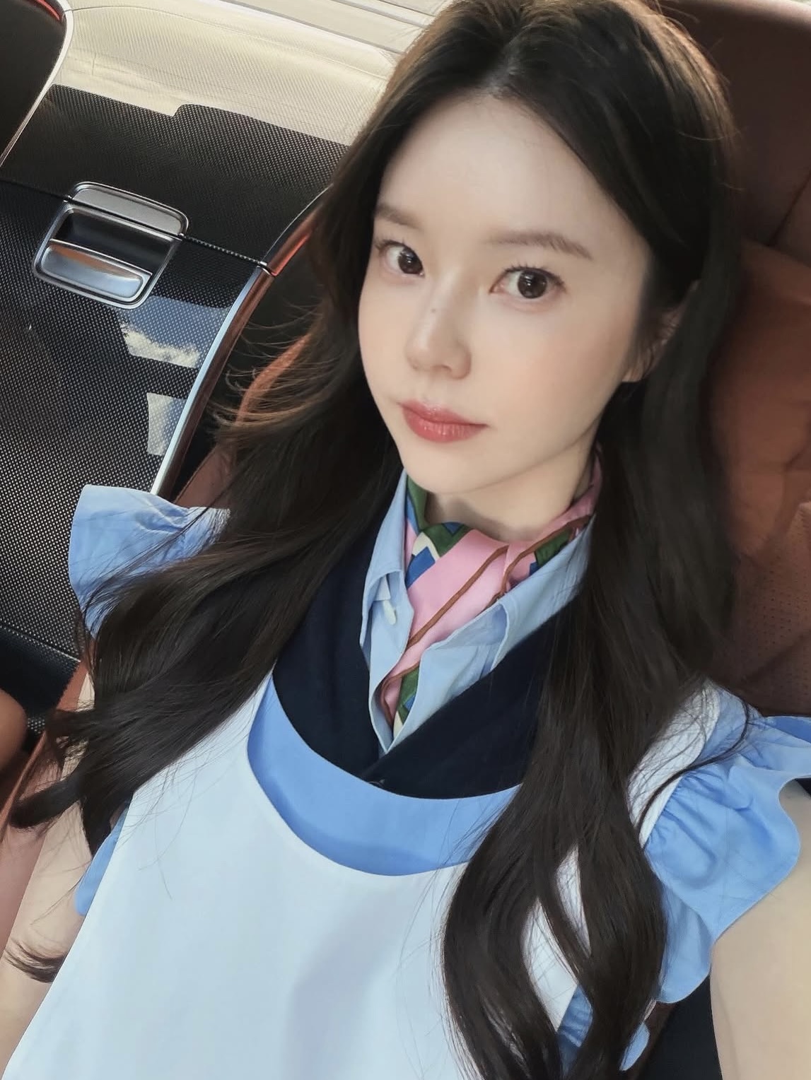 Miu Miu Printed Silk Scarf Pink Laurel Green, Miu Miu Utilitaire Suede Shoulder Bag Cocoa Brown 착용 스타일 - 1