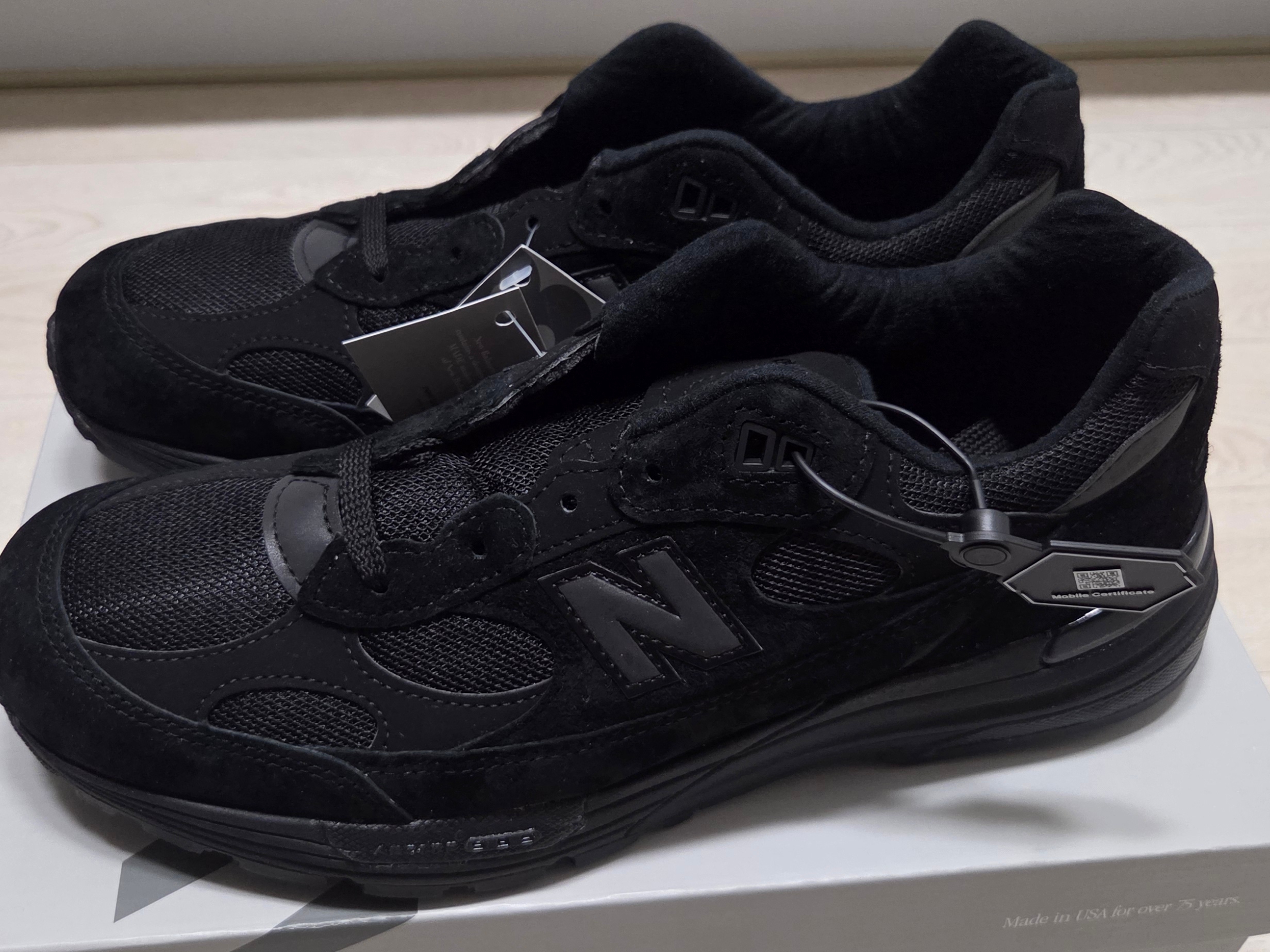 New Balance 992 Made in USA Moonrock Mushroom, New Balance 992 Made in USA Core Grey Silver Metallic 착용 스타일 - 4
