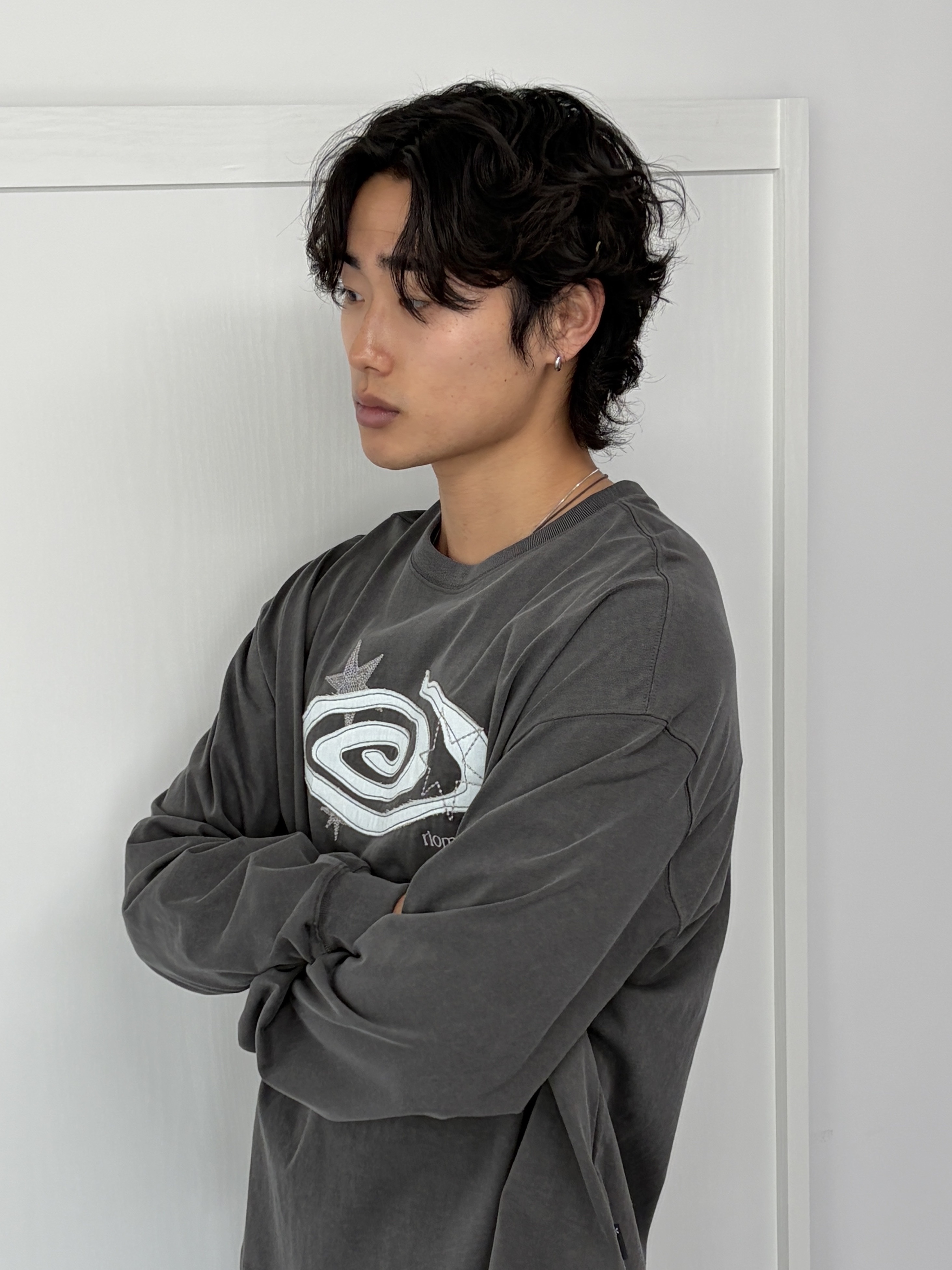 Riomeu Denim Appliqué Long Sleeve T-shirt Charcoal 착용 스타일 - 1
