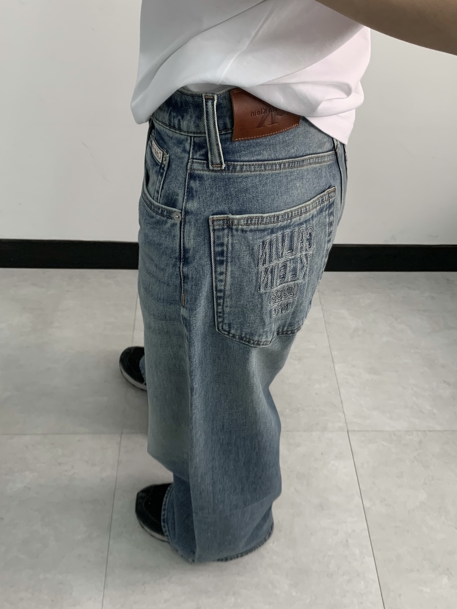 Calvin Klein Logo Crewneck T-Shirt Brilliant White 착용 스타일 - 3