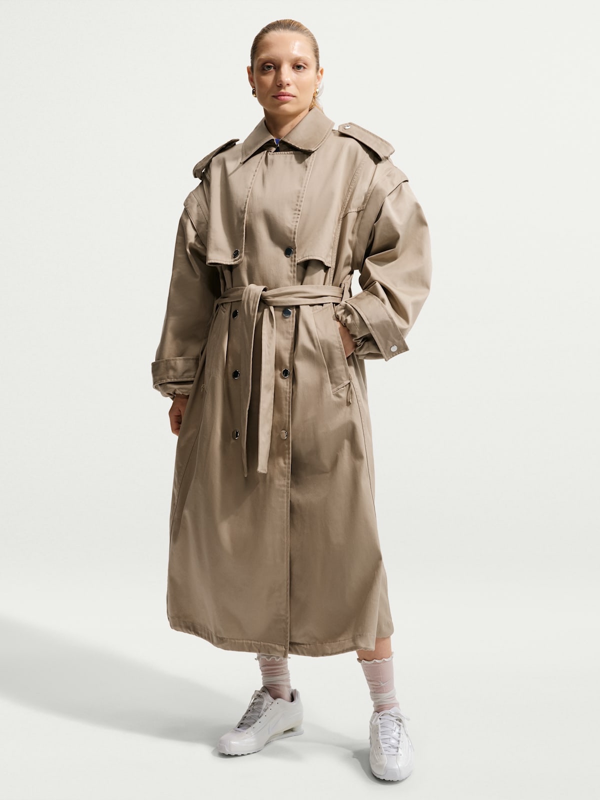 (W) Nike NSW Airreverent Trench Coat Khaki 착용 스타일 - 1