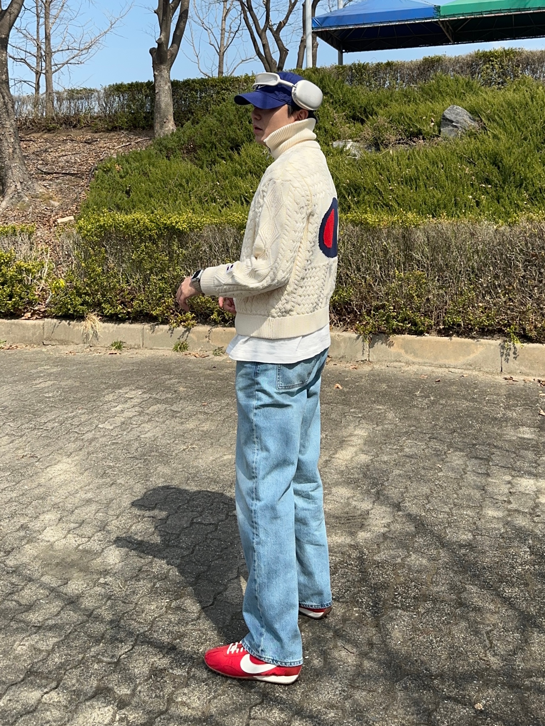 Zara x Champion Jacquard Cable Knit Cardigan Ecru, Uniqlo x JW Anderson Straight Jean Blue - KR 착용 스타일 - 1