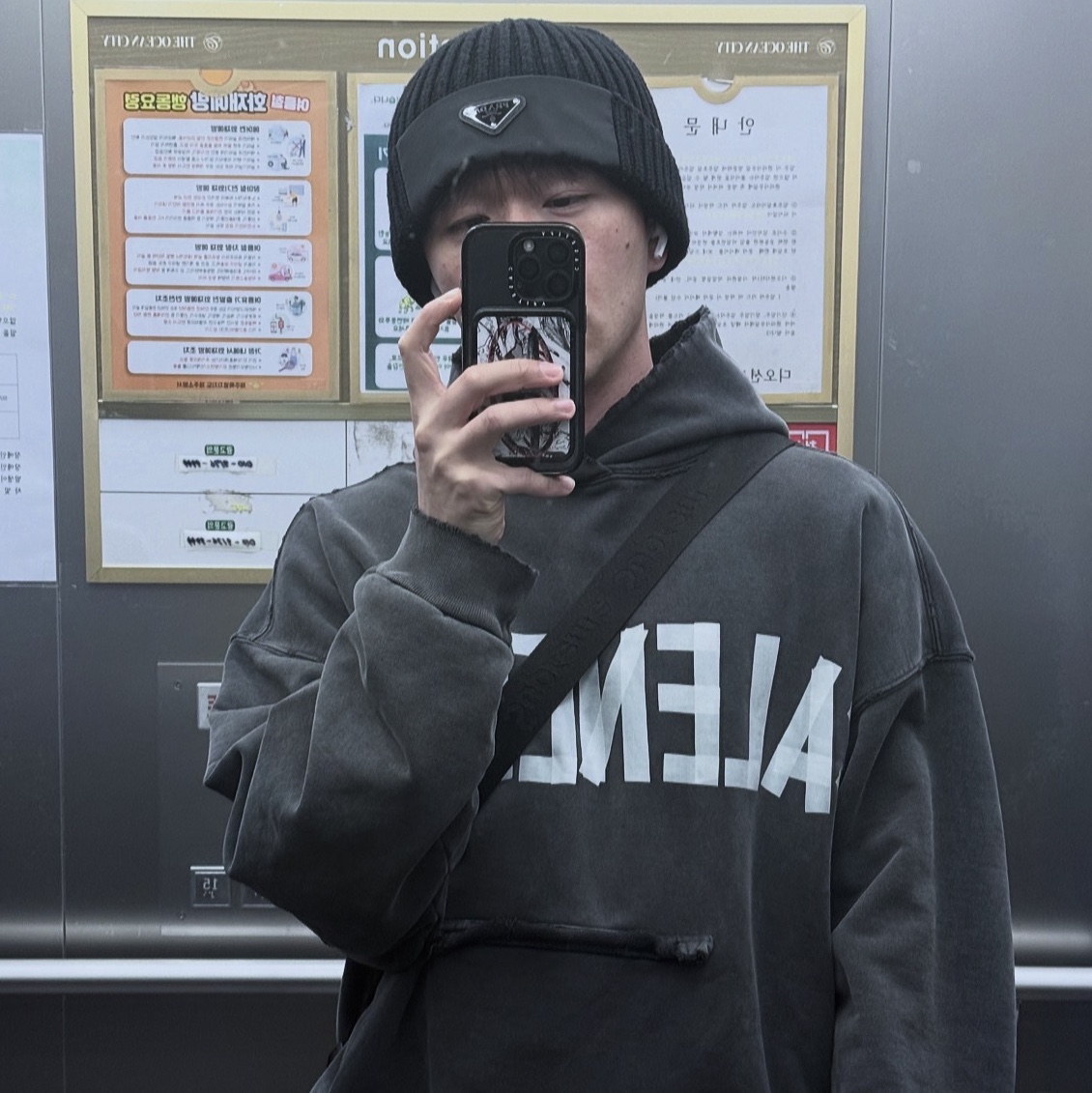 Prada Wool Re-Nylon Beanie Black, Balenciaga Tape Type Ripped Pocket Hoodie Black Faded 착용 스타일
