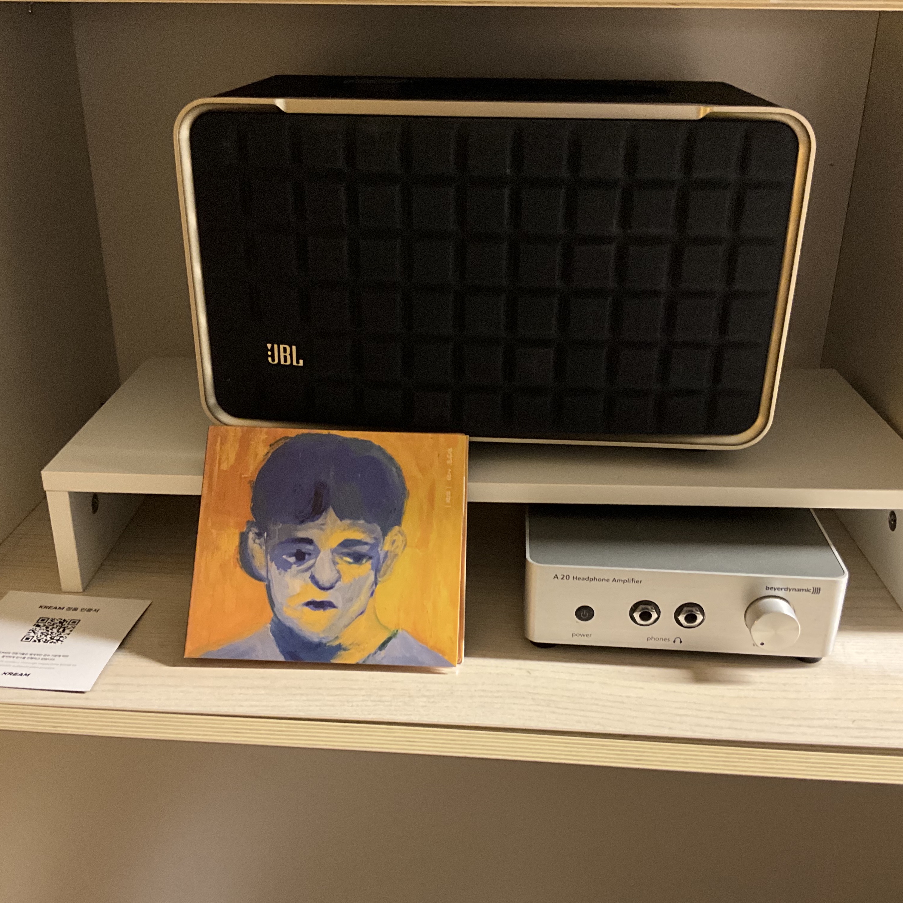 Jannabi 2nd Album Legend CD, JBL Authentics 300 Bluetooth Speaker Black 착용 스타일