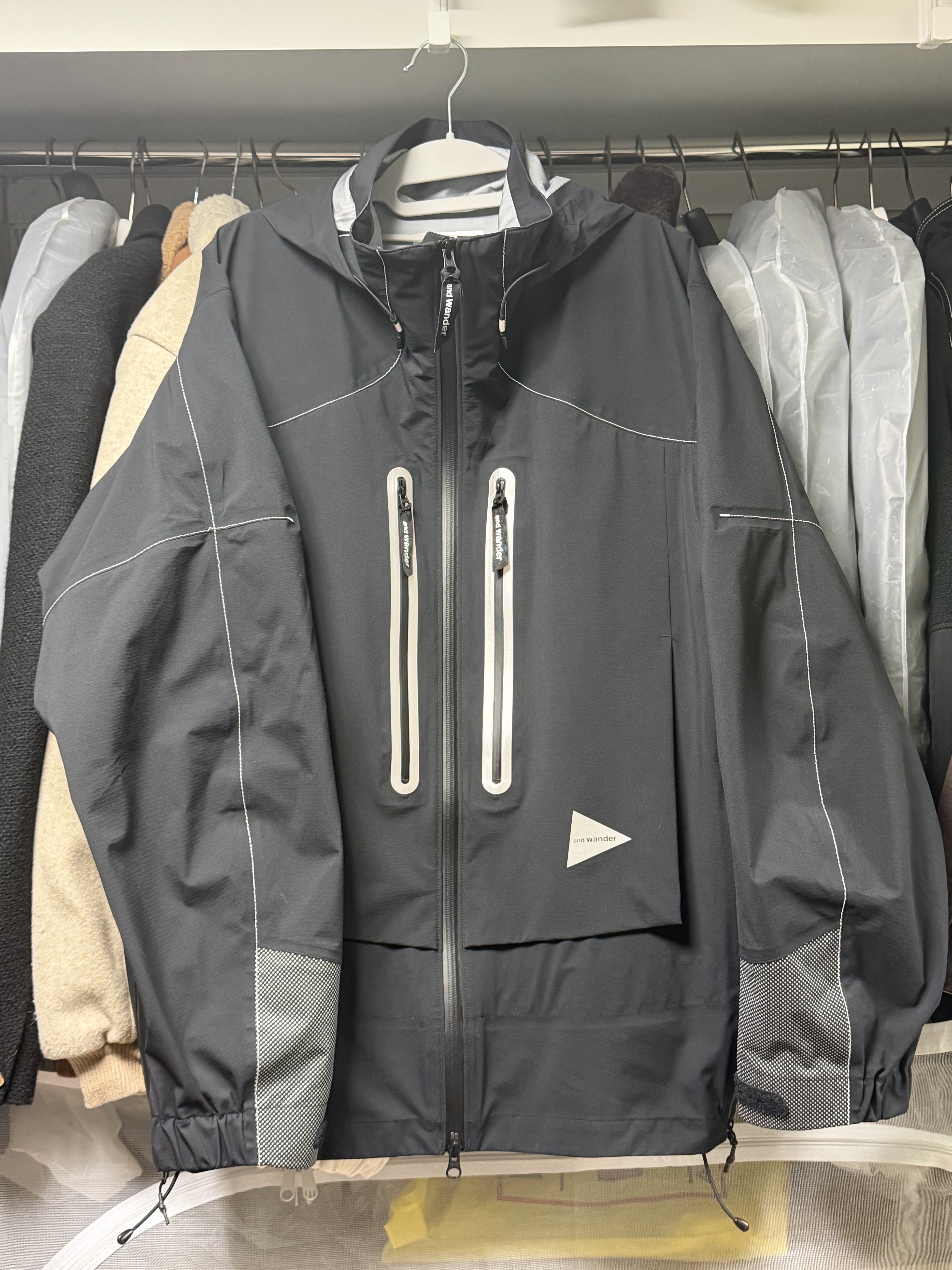 And Wander Pertex Shield Rain Jacket Black, Needles x Beaver H.D. Track Pants Poly Smooth Royal 착용 스타일 - 5
