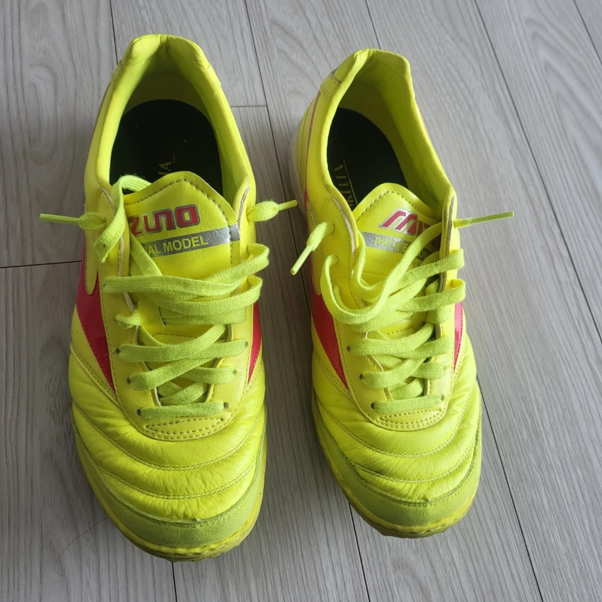 Mizuno Morelia Sala Elite TF Safety Yellow Fiery Coral 2 착용 스타일 - 1
