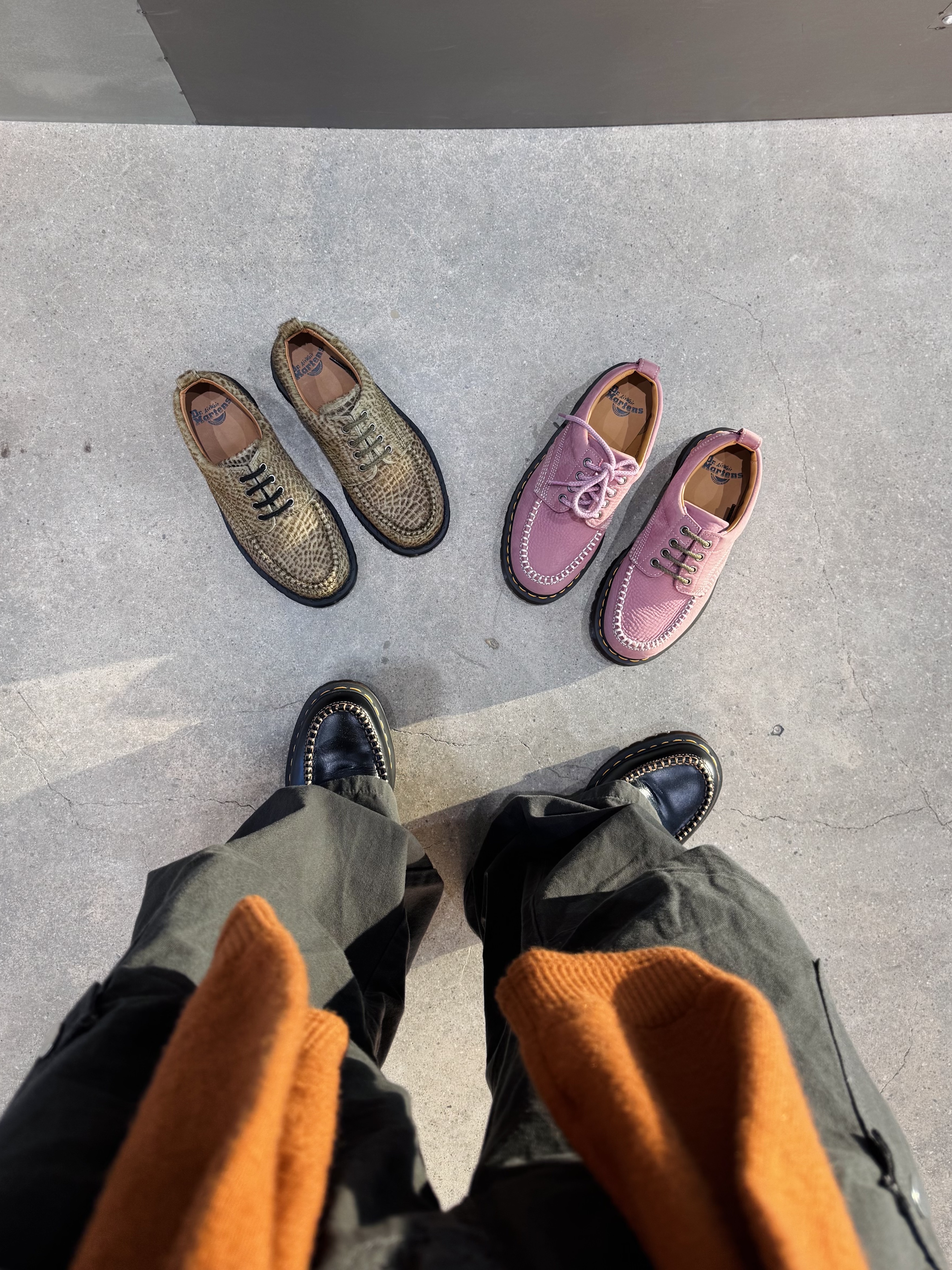 Dr. Martens Lowell Leather Moc Toe Shoes Black Analine 착용 스타일 - 4