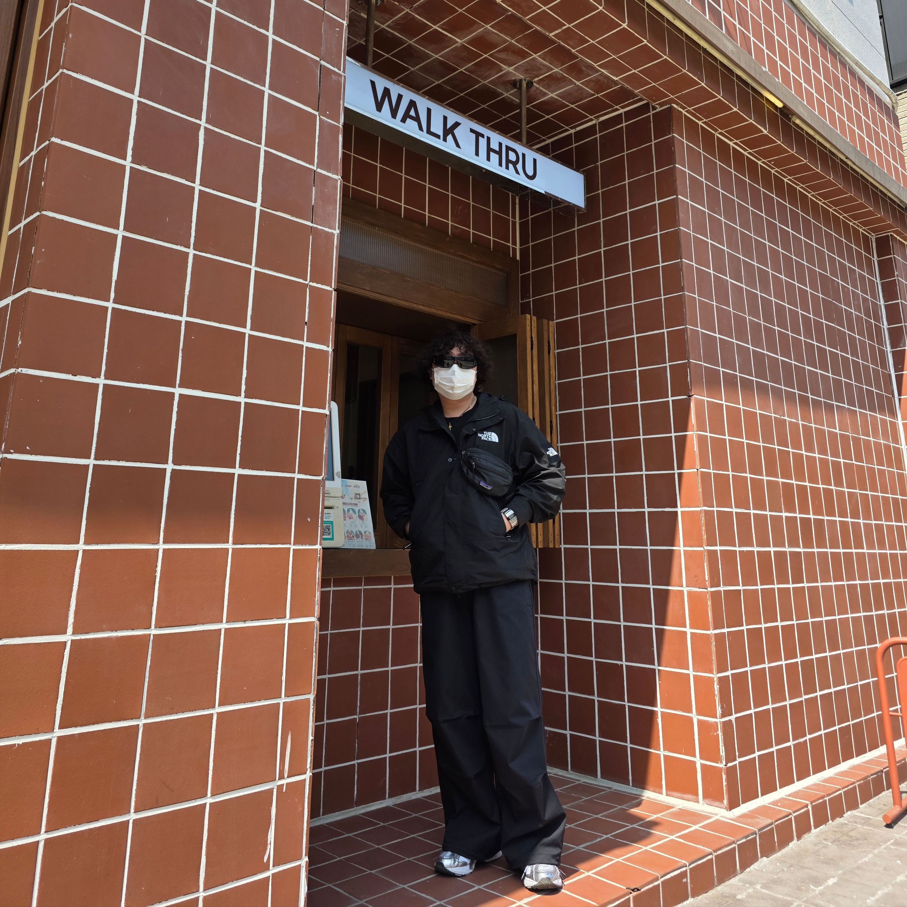 The North Face White Label Martis Jacket Black, Patagonia Ultralight Black Hole Mini Hip Pack Black 착용 스타일 - 2